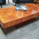 Table basse des années 70, placage en loupe d’orme