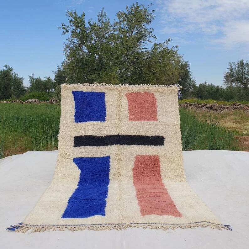 Large Moroccan rug made of natural wool, dimensions 250x150 cm, handmade.