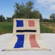 Large Moroccan rug made of natural wool, dimensions 250x150 cm, handmade.