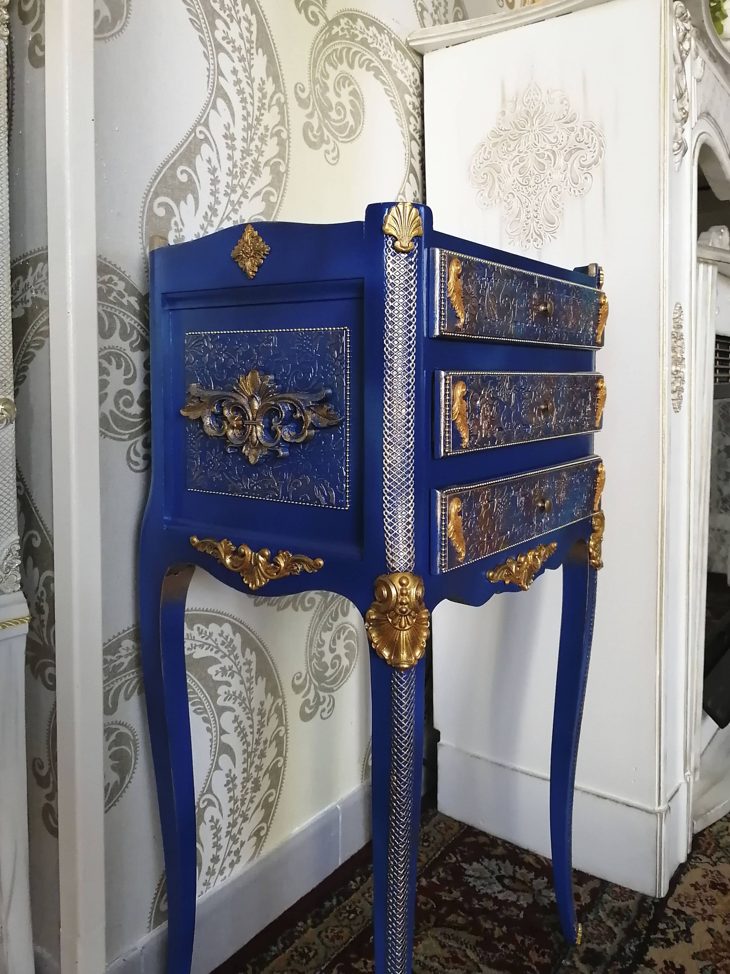 Table de chevet relookée classique – meuble décoratif bleu et doré