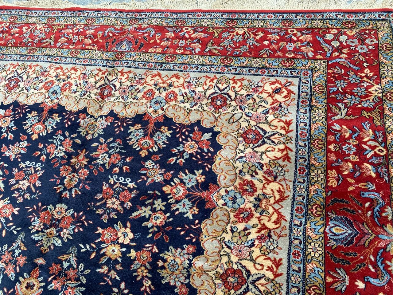 Persian style carpet in wool 250x354 cm