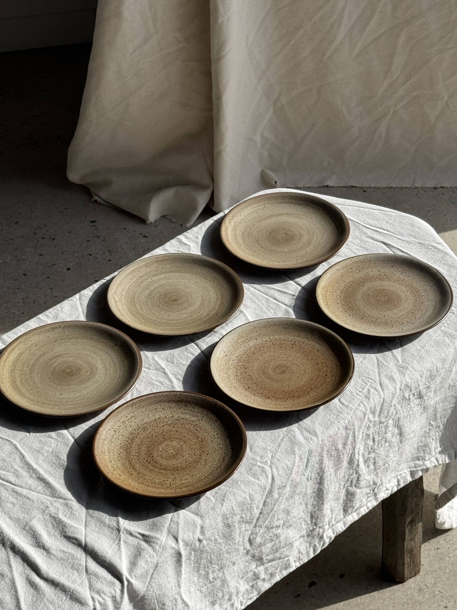 Lot de 6 assiettes à dessert vintage en grès brun