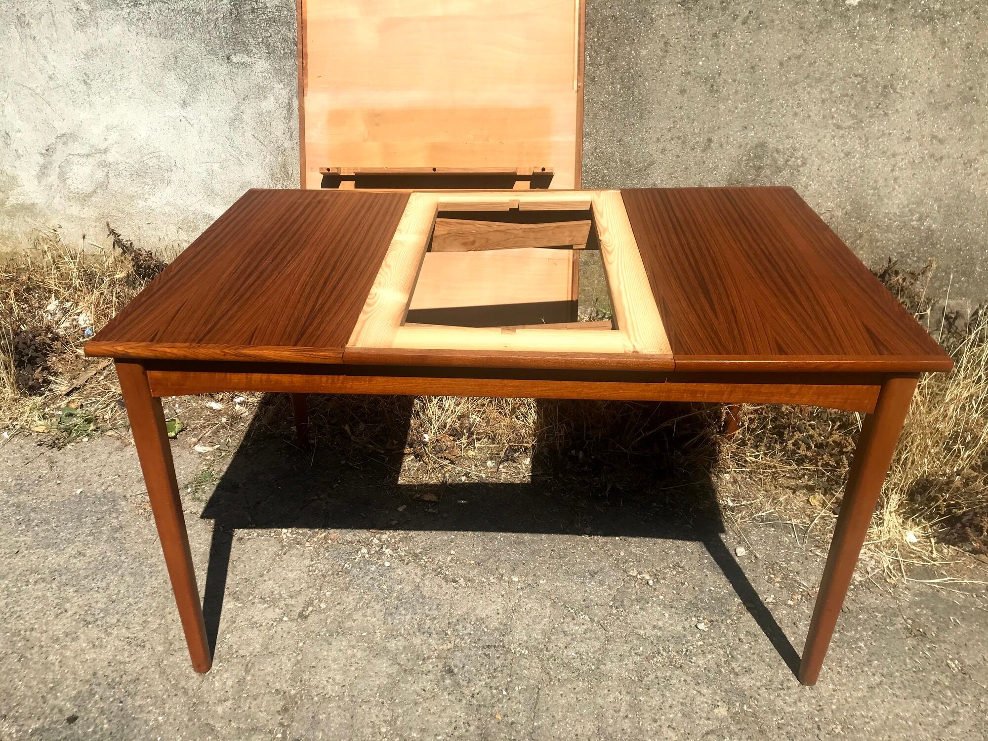 Extendable dining table with vintage 60s teak extensions