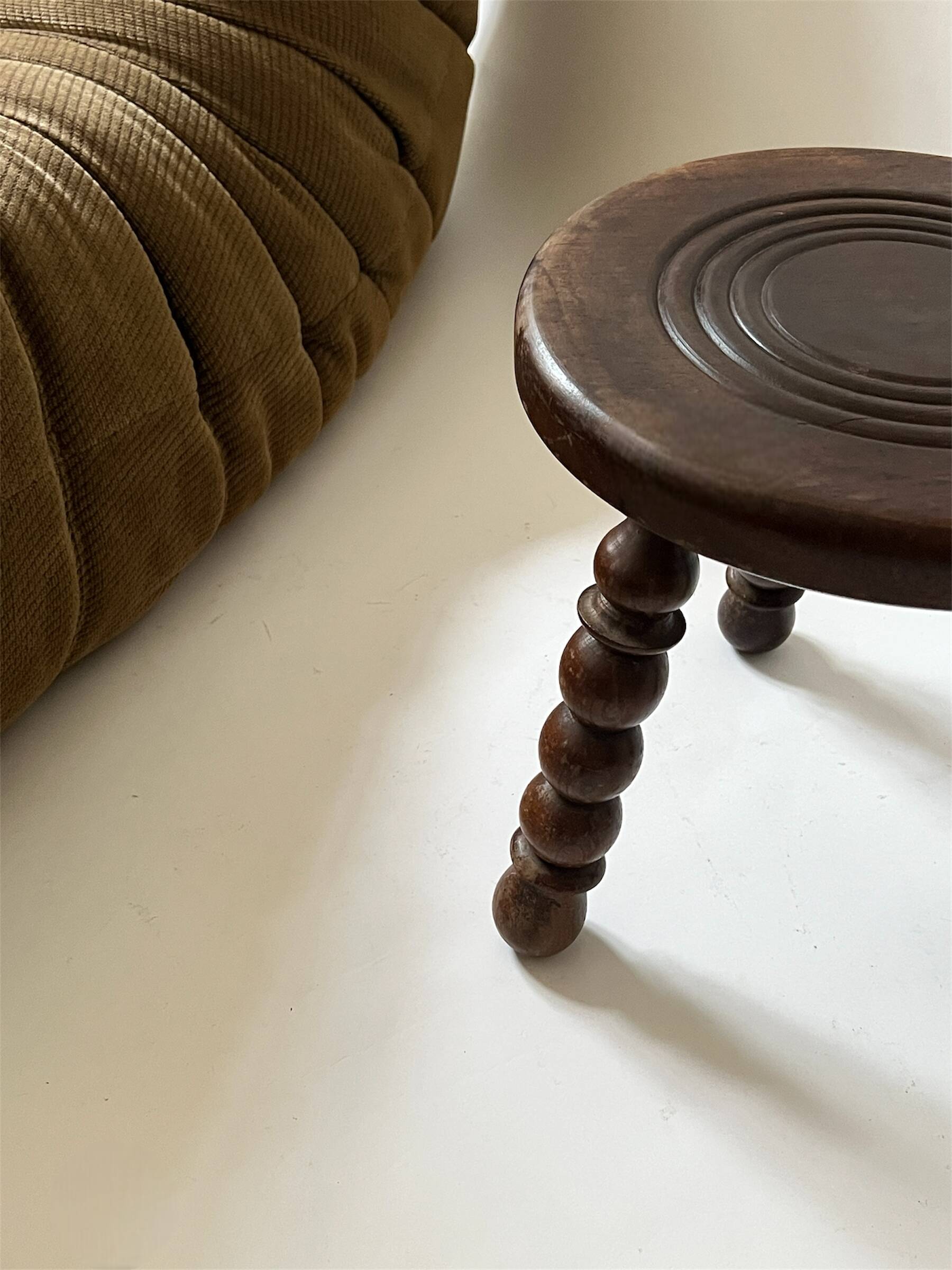 Tabouret bas - table d'appoint  tripode en bois perlé