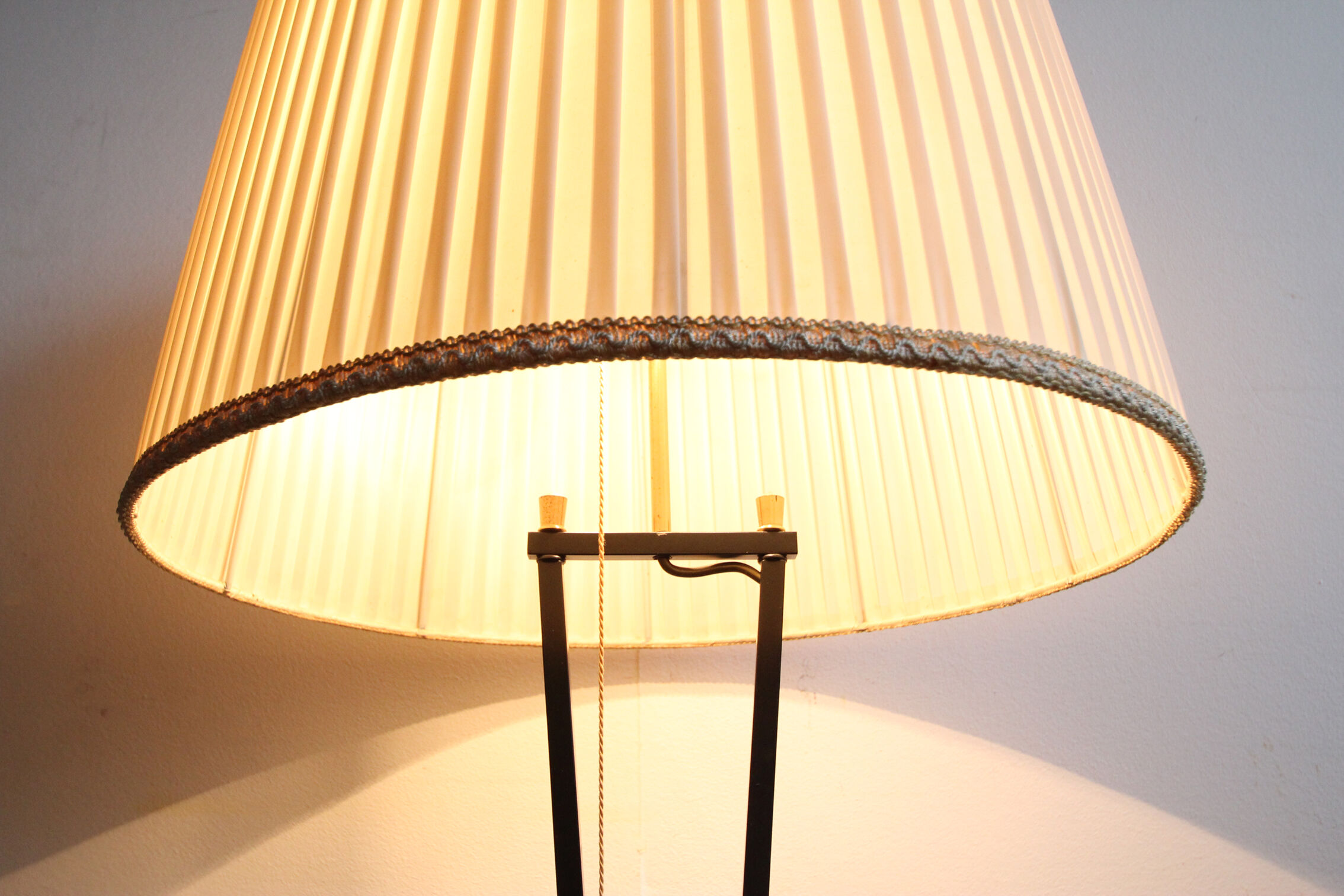 1950s floor-lamp in brass and plissé