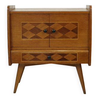 commode vintage à motif damier au design scandinave