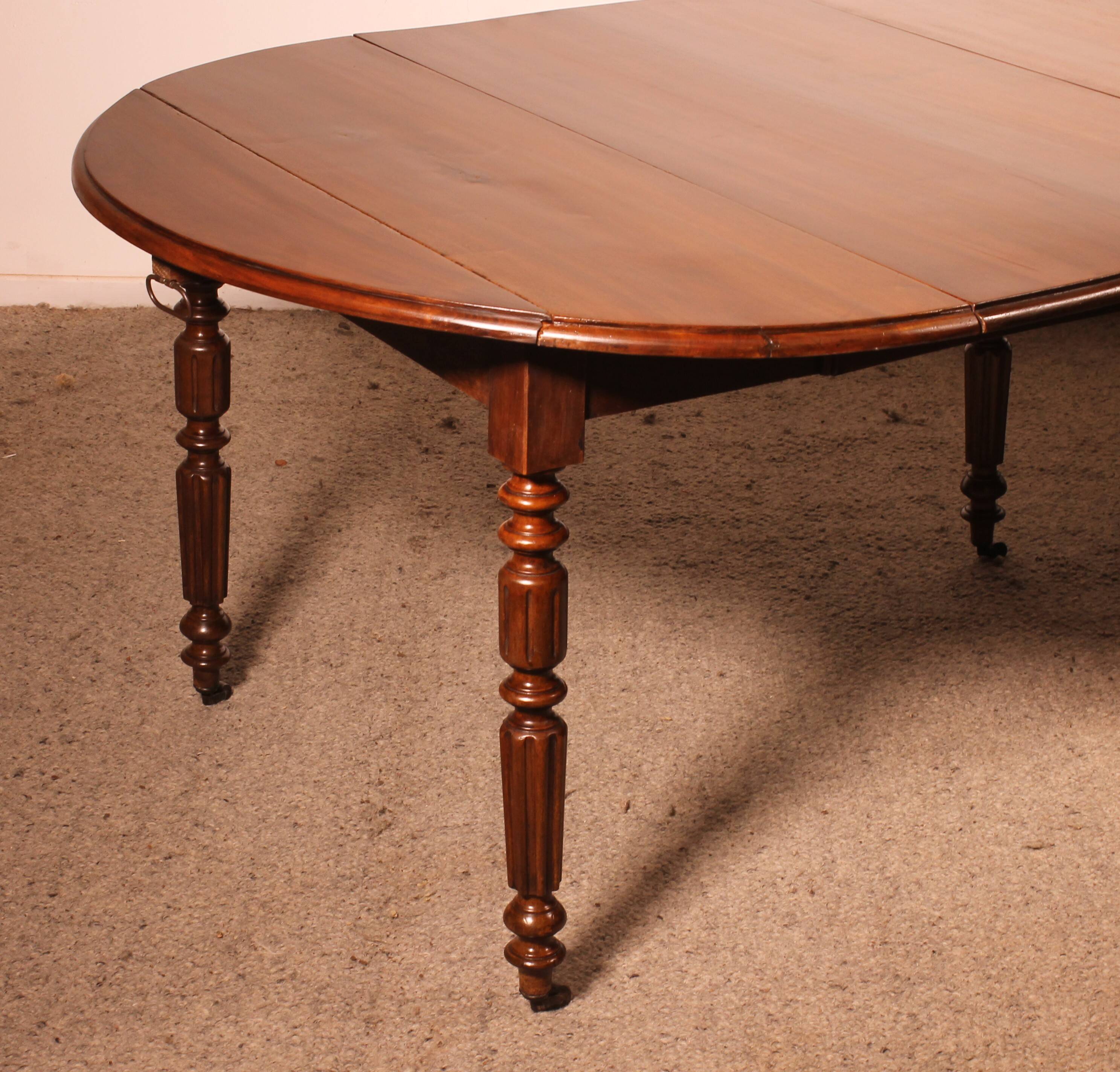 Extensible dining table from the early 19th century in walnut.
