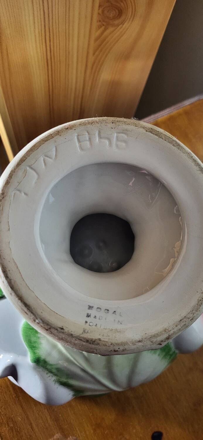 Cup in slipware with calla lilies