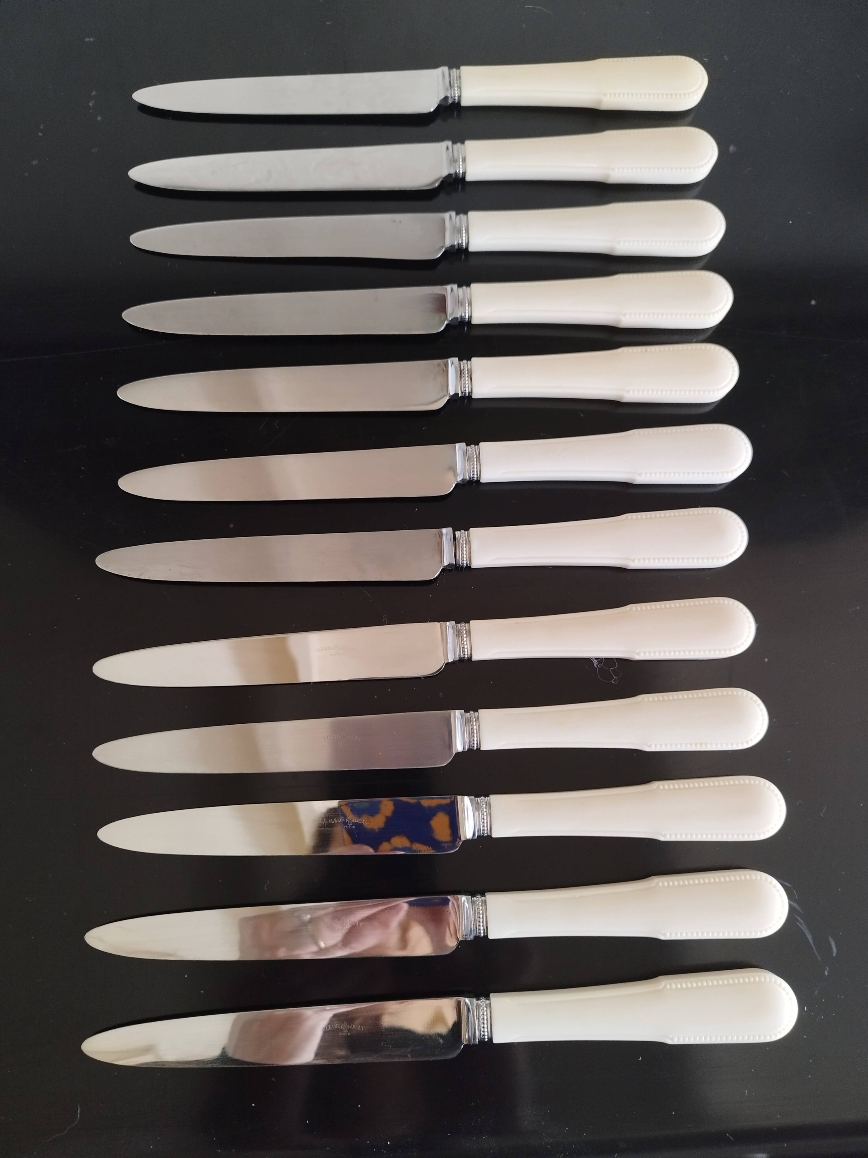 Set de 12 couteaux vintage inox et bakélite "Fleur de Lys"