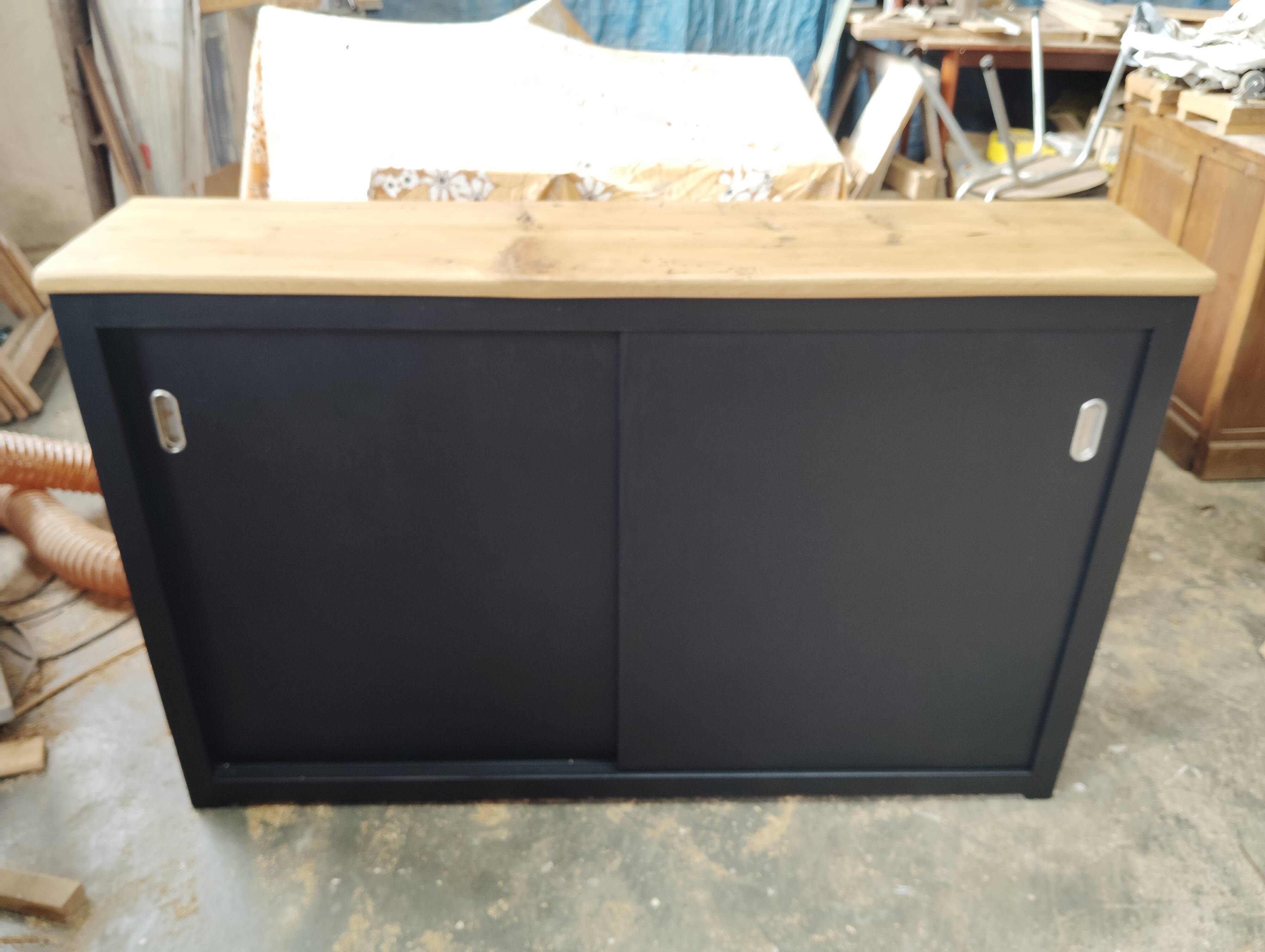 Sliding workbench with shallow depth