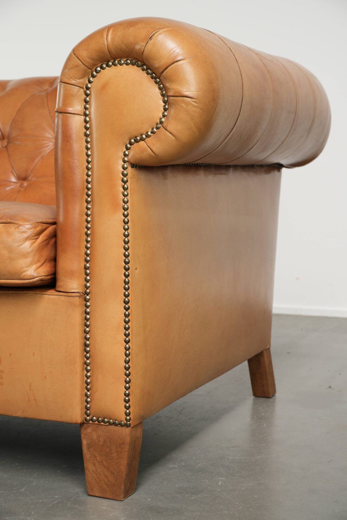 Sheepskin 2.5-seater Chesterfield sofa in a light cognac colour