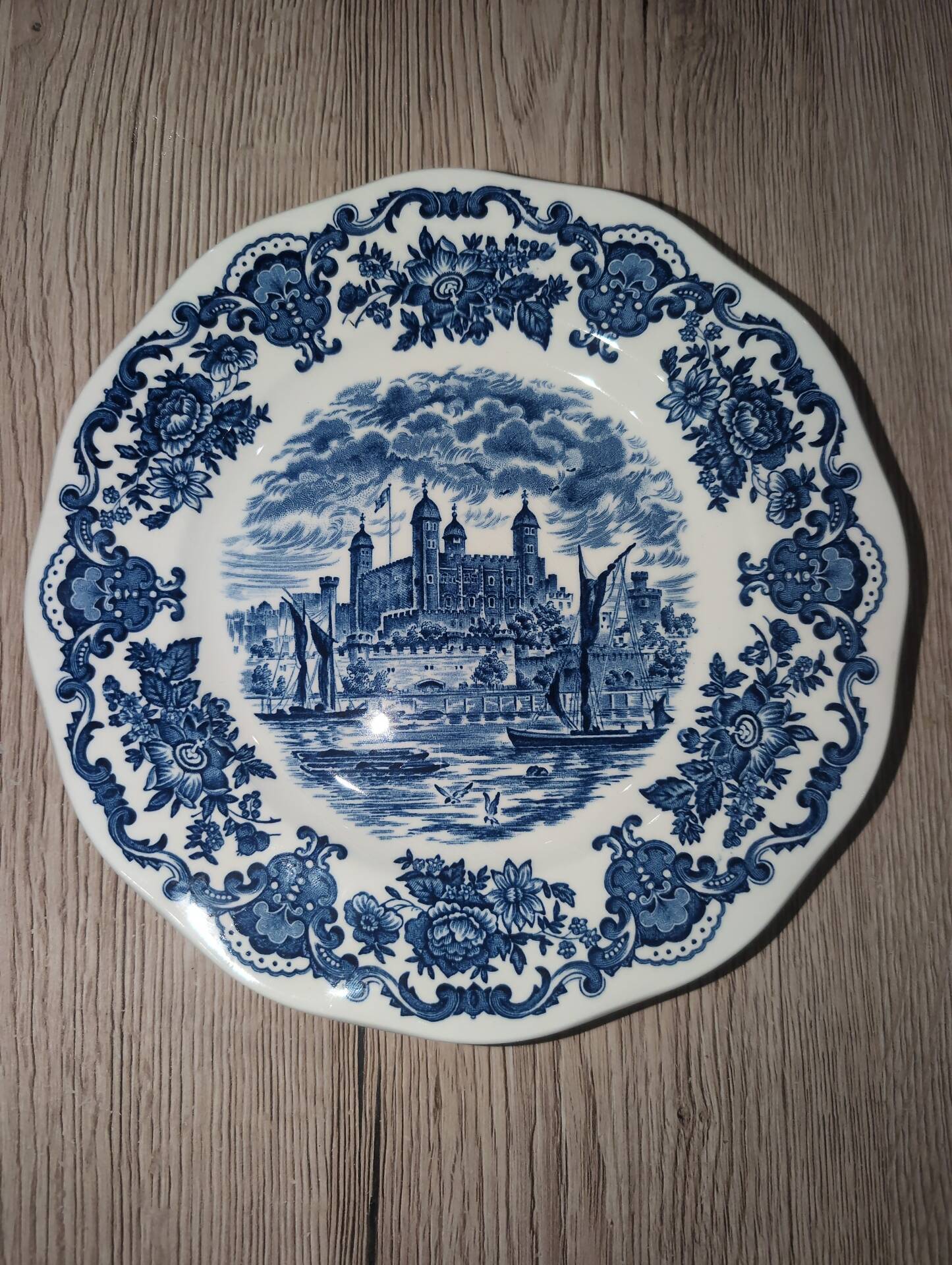 Service of 12 Enoch Wedgwood Tower of London 20cm Dinner Plates New