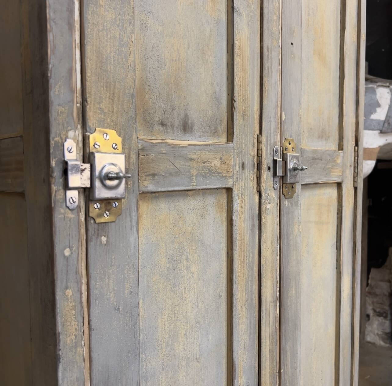 Patinated workshop locker N.41