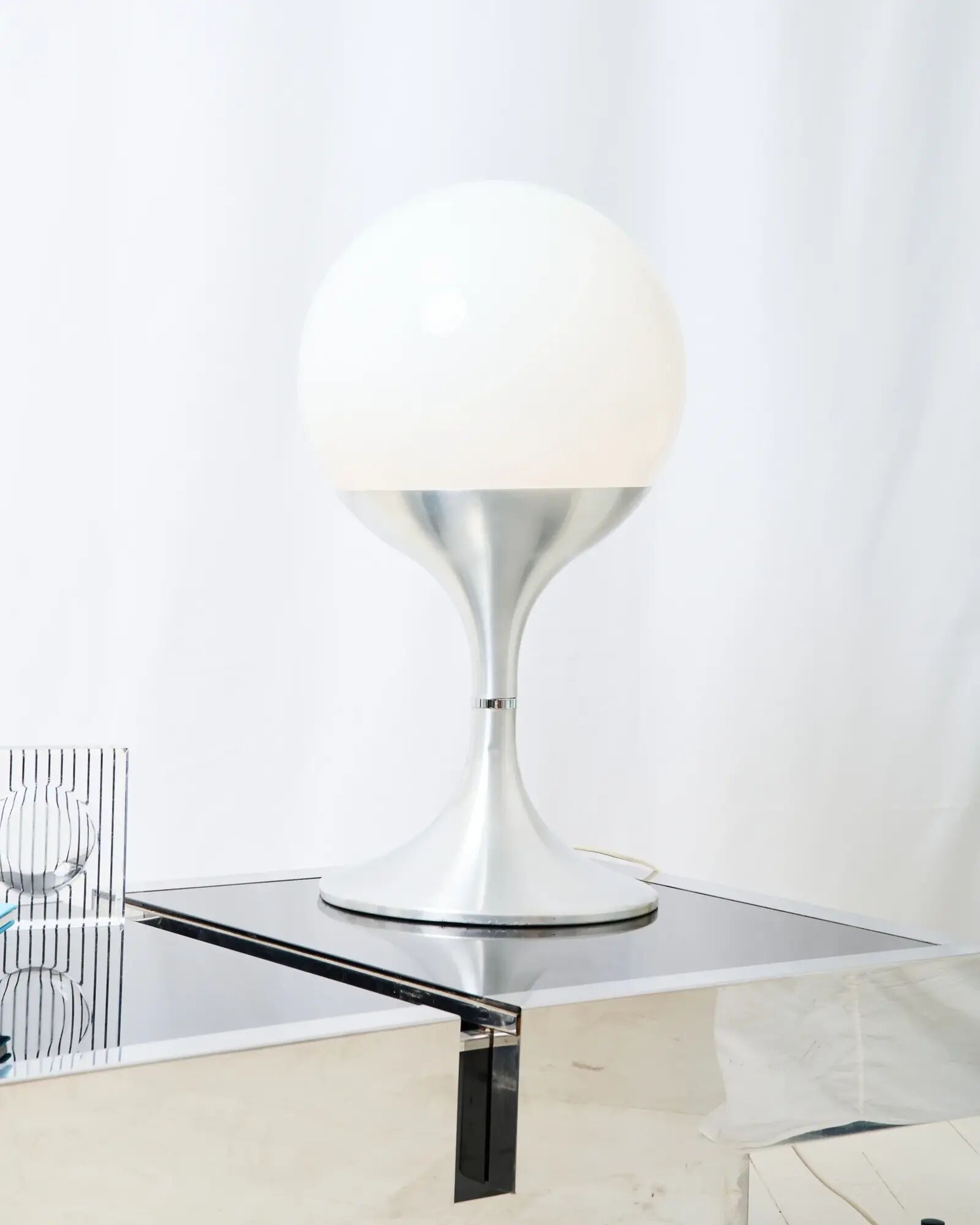 Lampe à poser XXL, Space age en aluminium brossé et opaline, 1970
