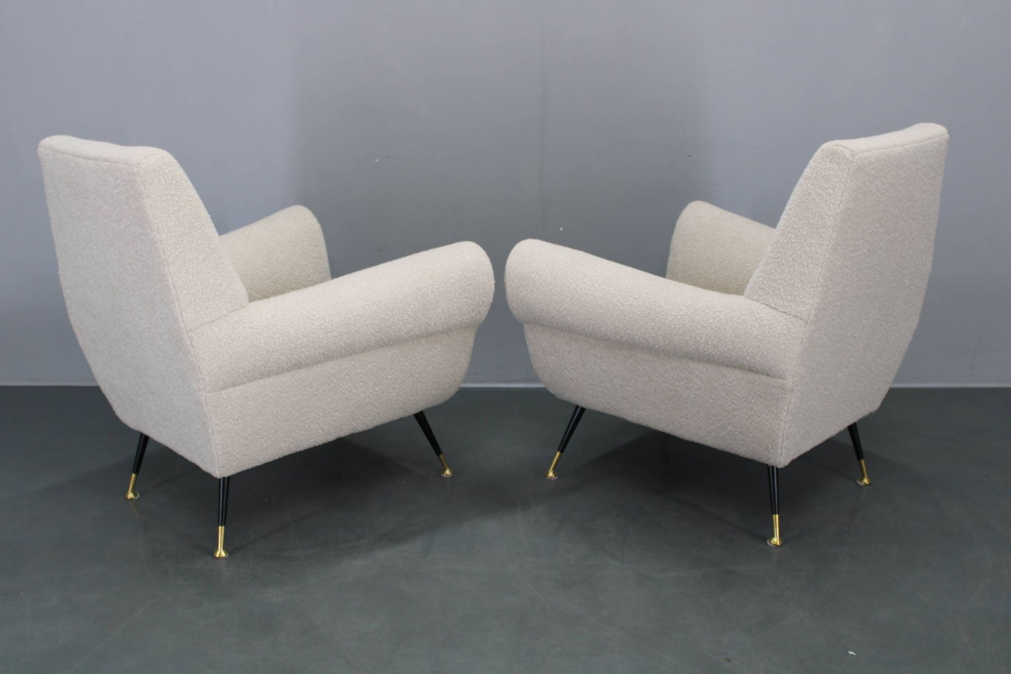Paire de fauteuils bouclés italiens du milieu du siècle, pieds en fer et laiton, années 1950