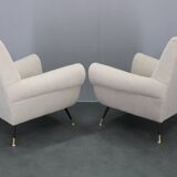 Paire de fauteuils bouclés italiens du milieu du siècle, pieds en fer et laiton, années 1950