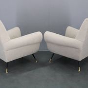 Paire de fauteuils bouclés italiens du milieu du siècle, pieds en fer et laiton, années 1950