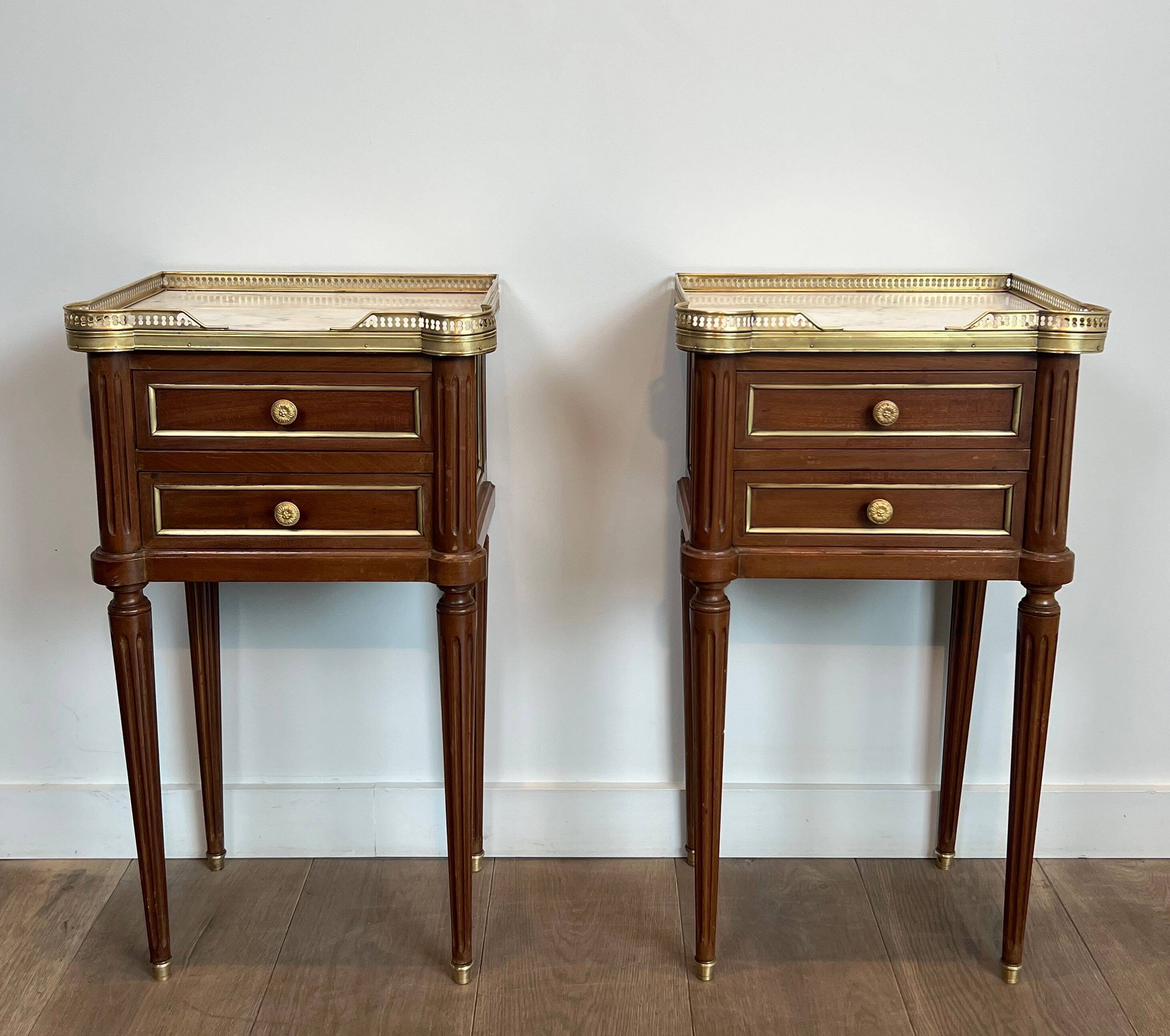 Pair of mahogany and brass side tables or bedside tables with Carrara marble tops.