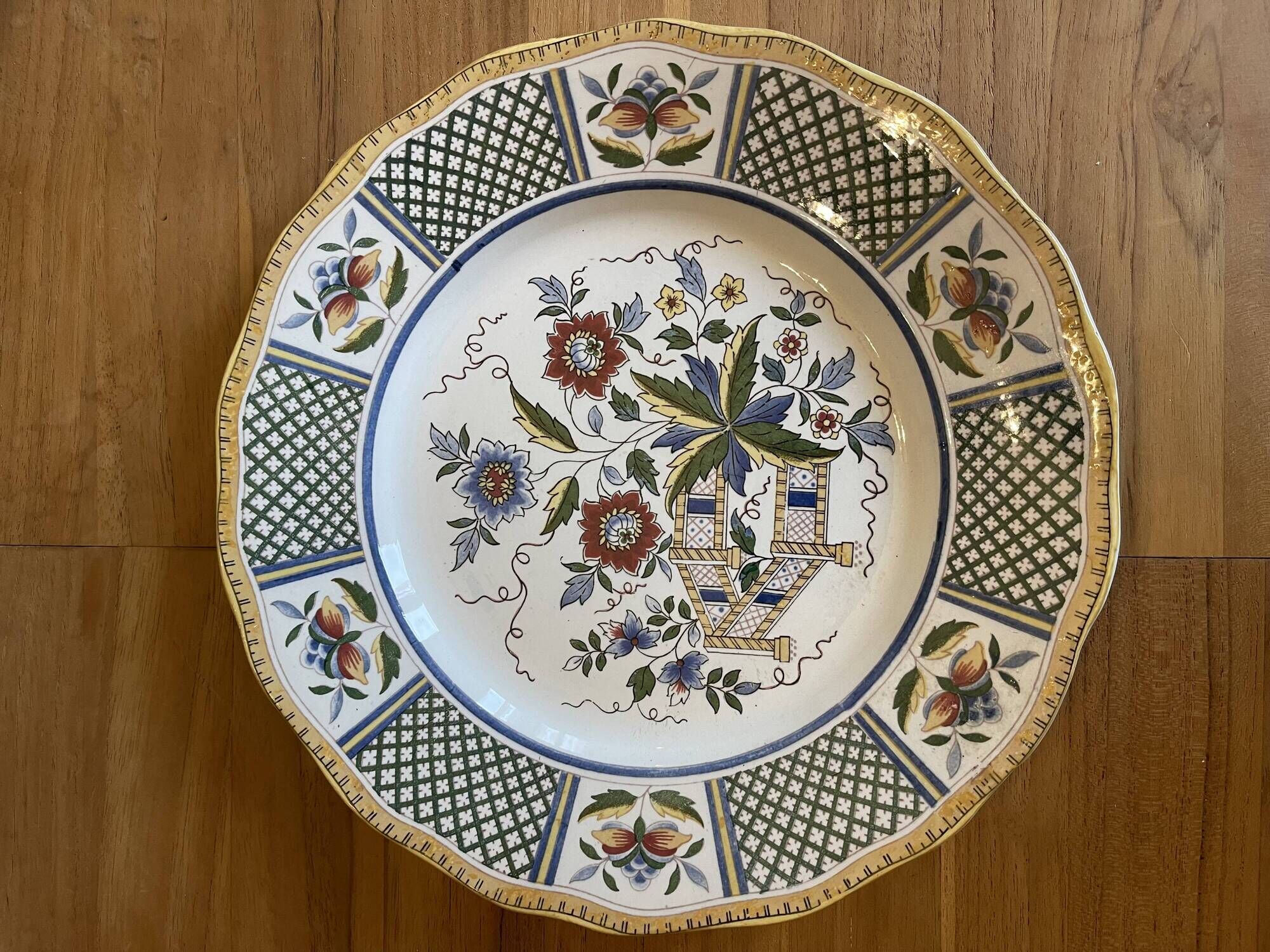 Set of 3 Montmorency model plates in Sarreguemines earthenware.