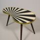 Petite table d'appoint, en forme de rein, rayures noir-blanc, 3 pieds élégants, style années 50