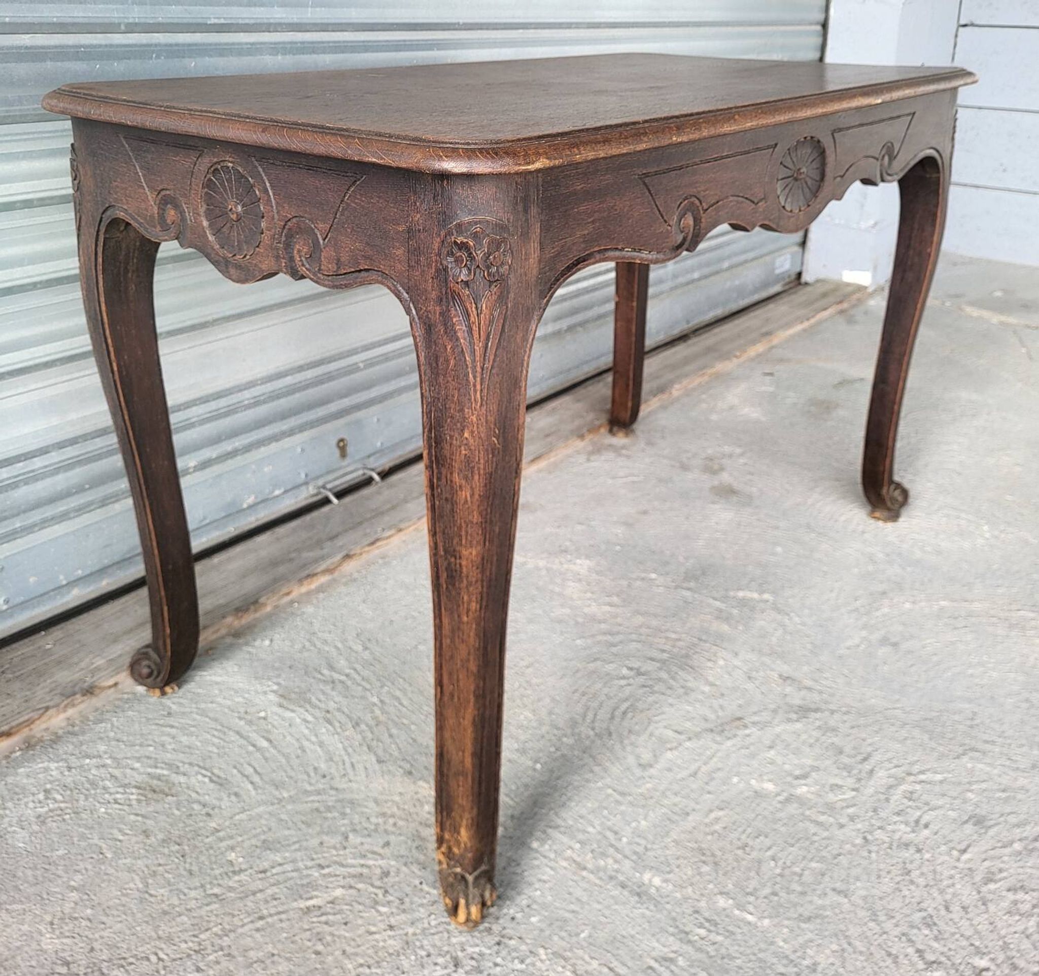 Bureau dit "bureau de dame" / table style Louis XV en bois  massif
