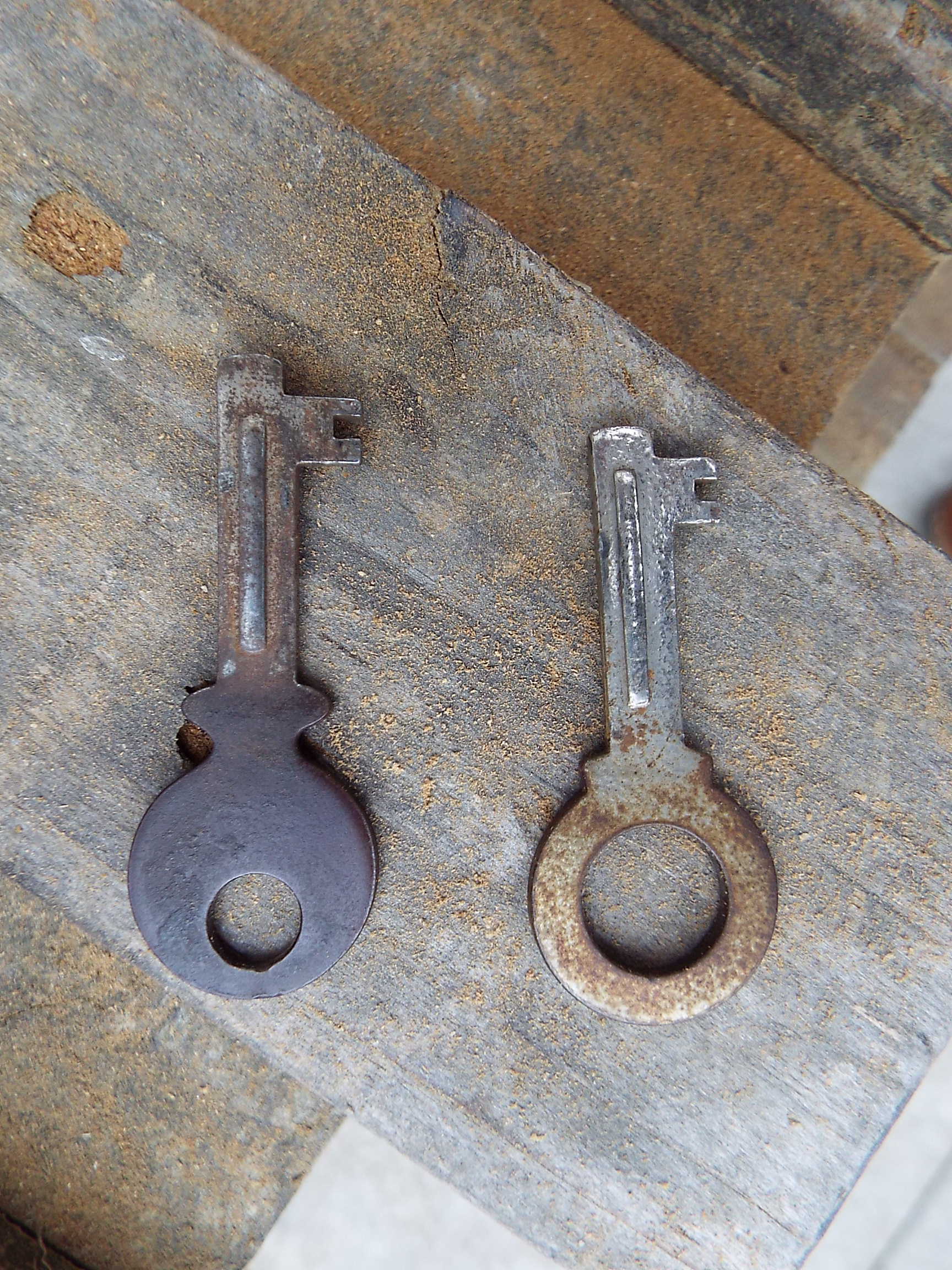 Double curtain cabinet