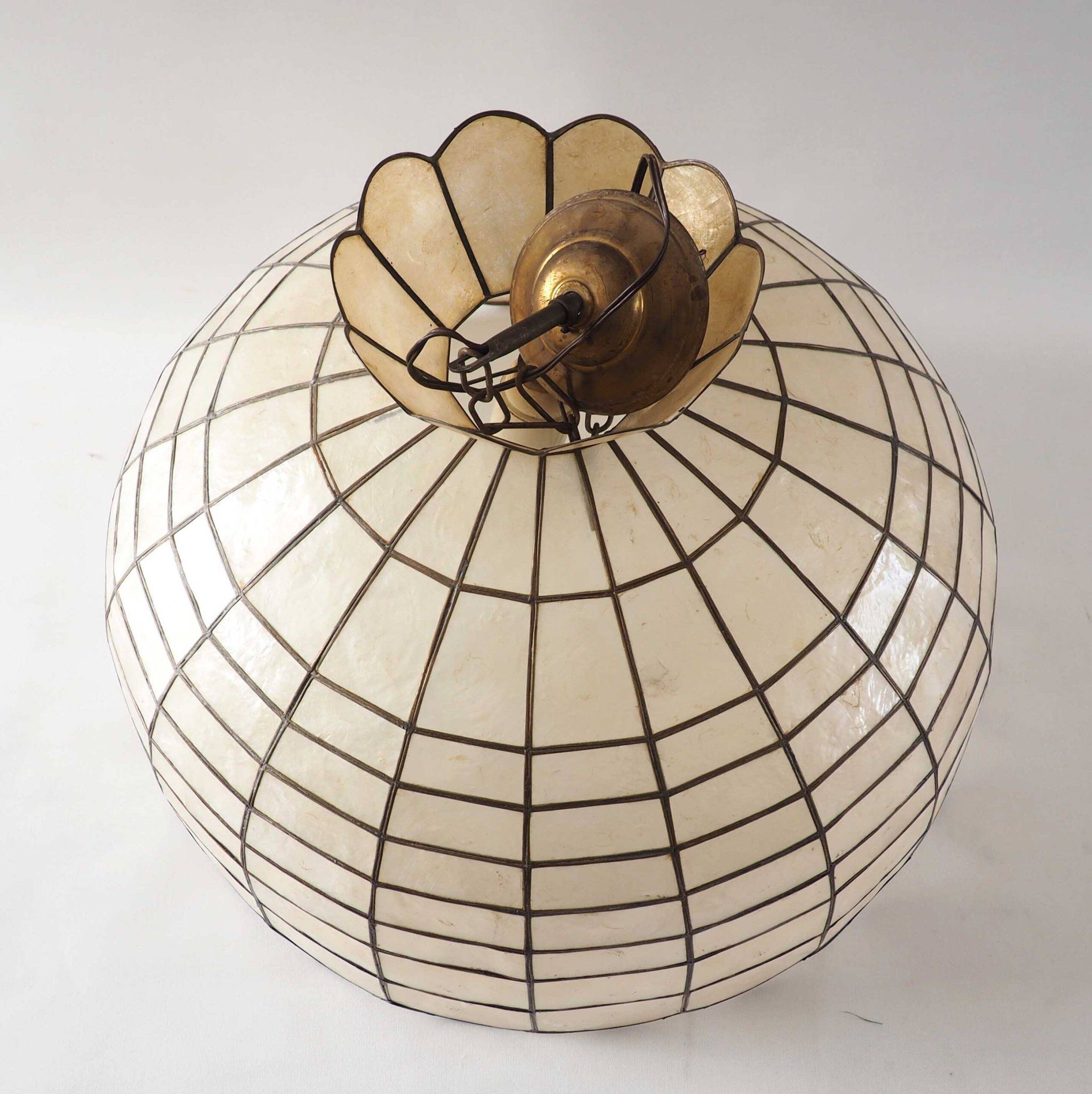 Giant mother-of-pearl mica pendant light