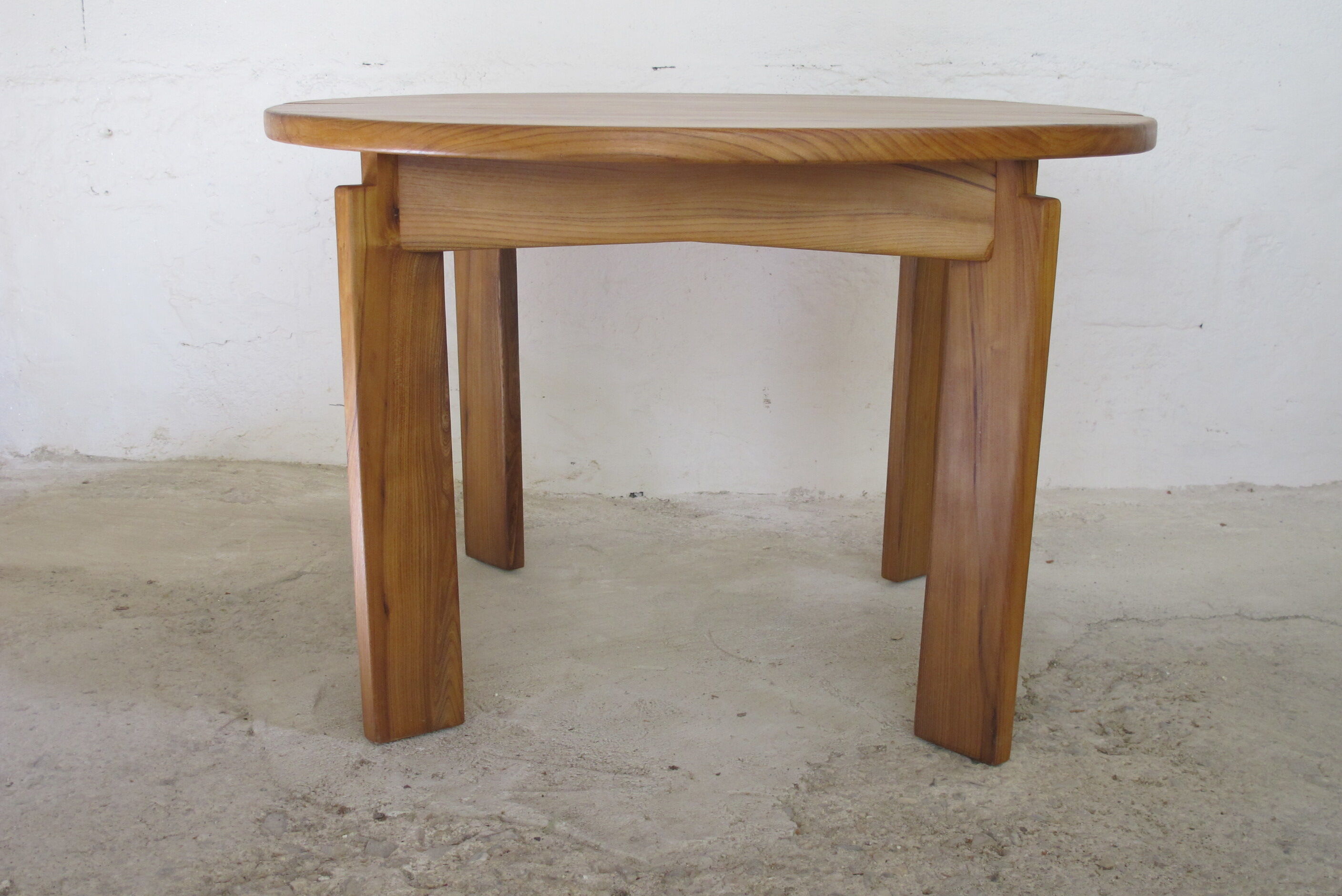 Round table in oiled solid elm House regain 1970