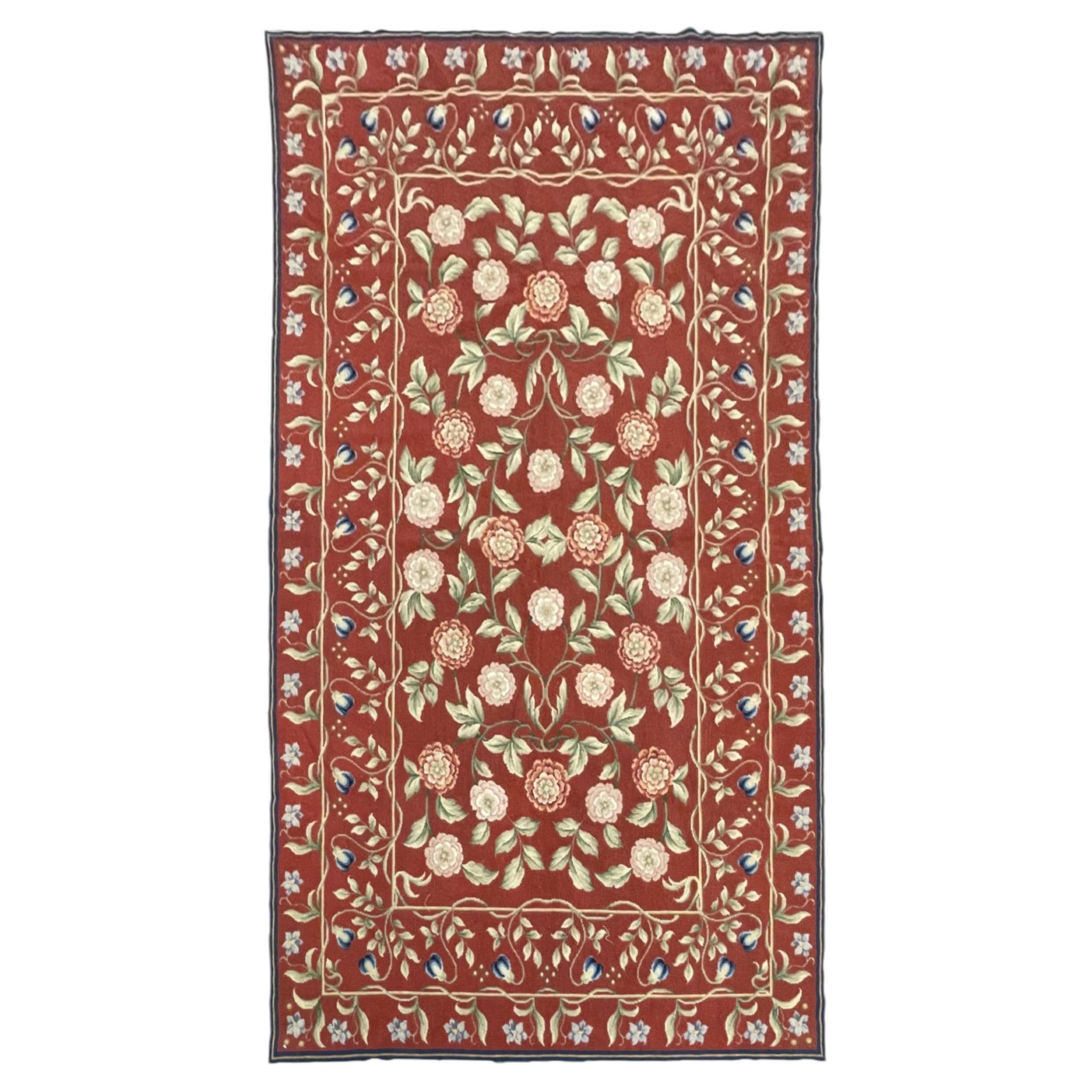 Tapis traditionnel bordeaux style Aubusson floral en laine tissé à la main en point de croix