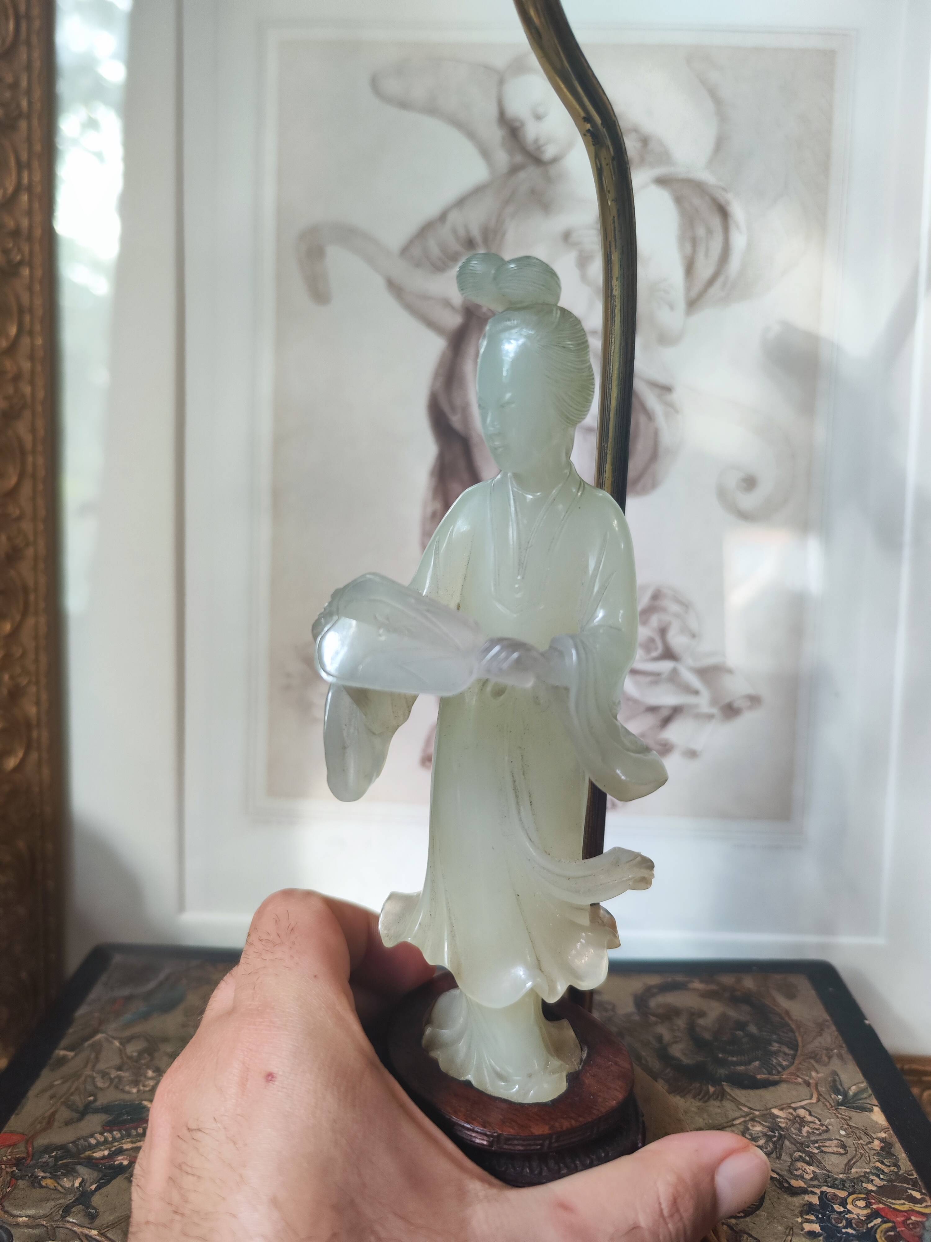 Sculpture chinoise en pierre montée en lampe.