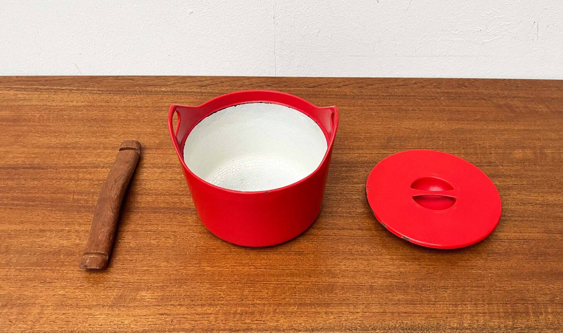 Red enamelled cast iron pot in mid-century style with teak handle by Timo Sarpaneva for Rosenlew of Finland, 1960s.