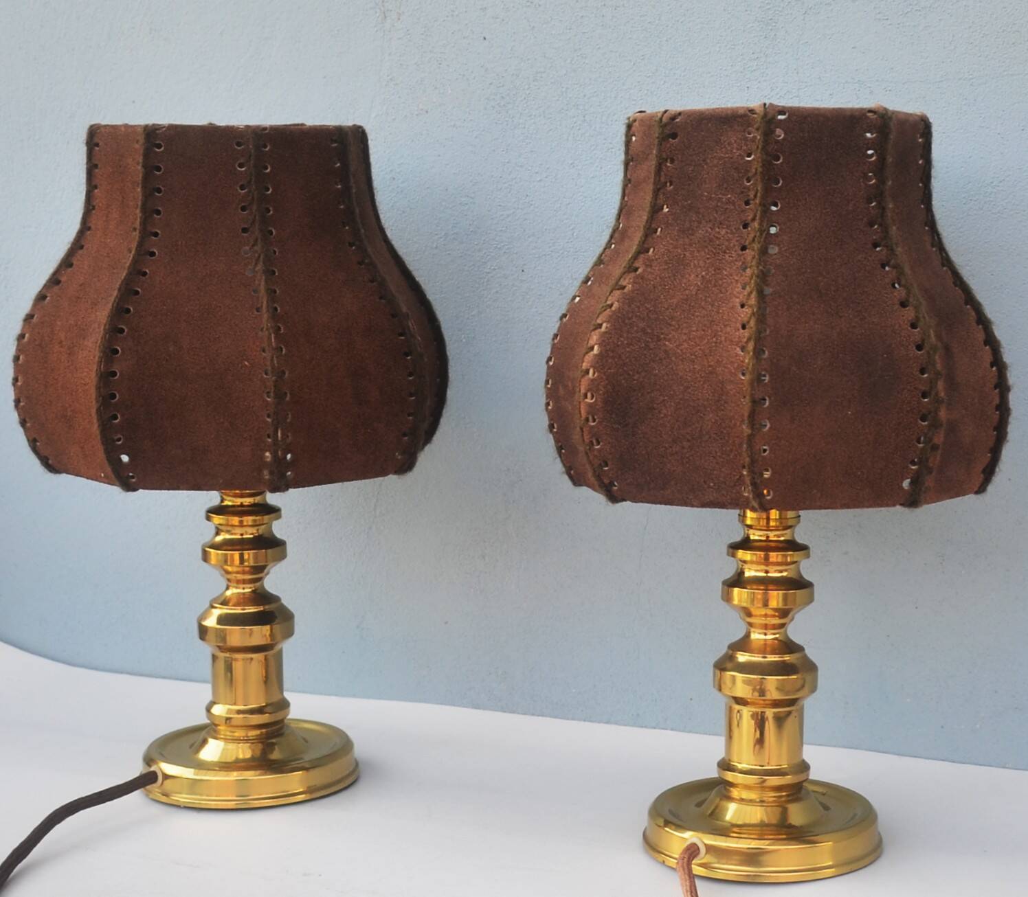 Lot of two retro-modernist lamps with natural leather lampshade