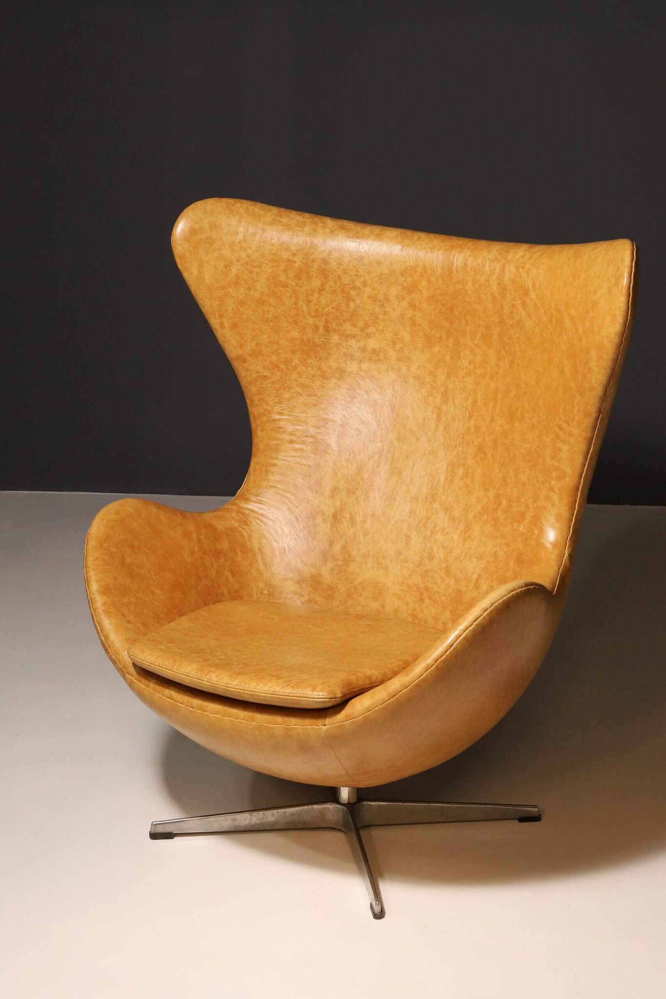 Chaise œuf modèle 3316 en cuir moderne Arne Jacobsen années 1990 Danemark