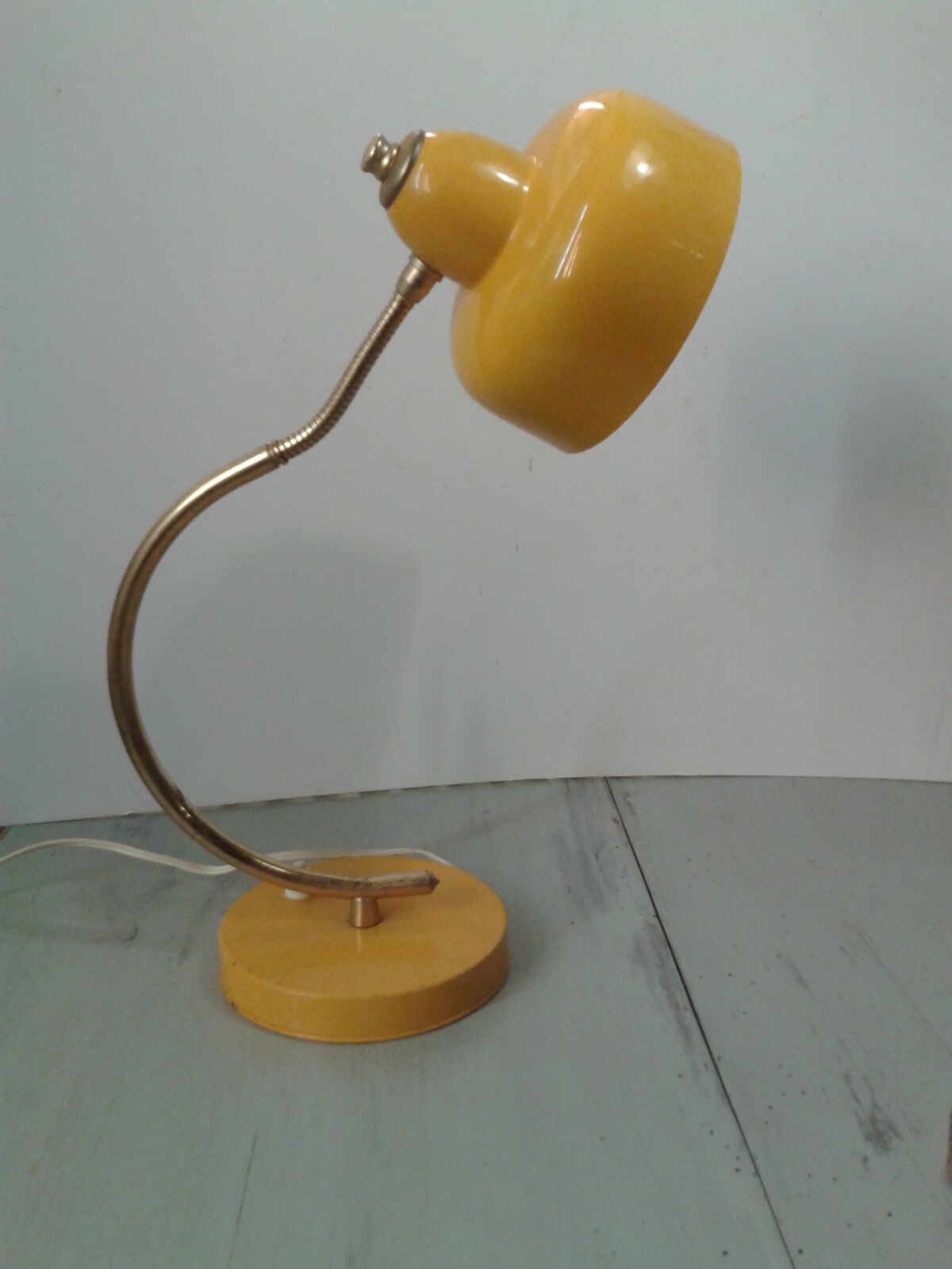 Lampe vintage  60 tôle laquée et laiton