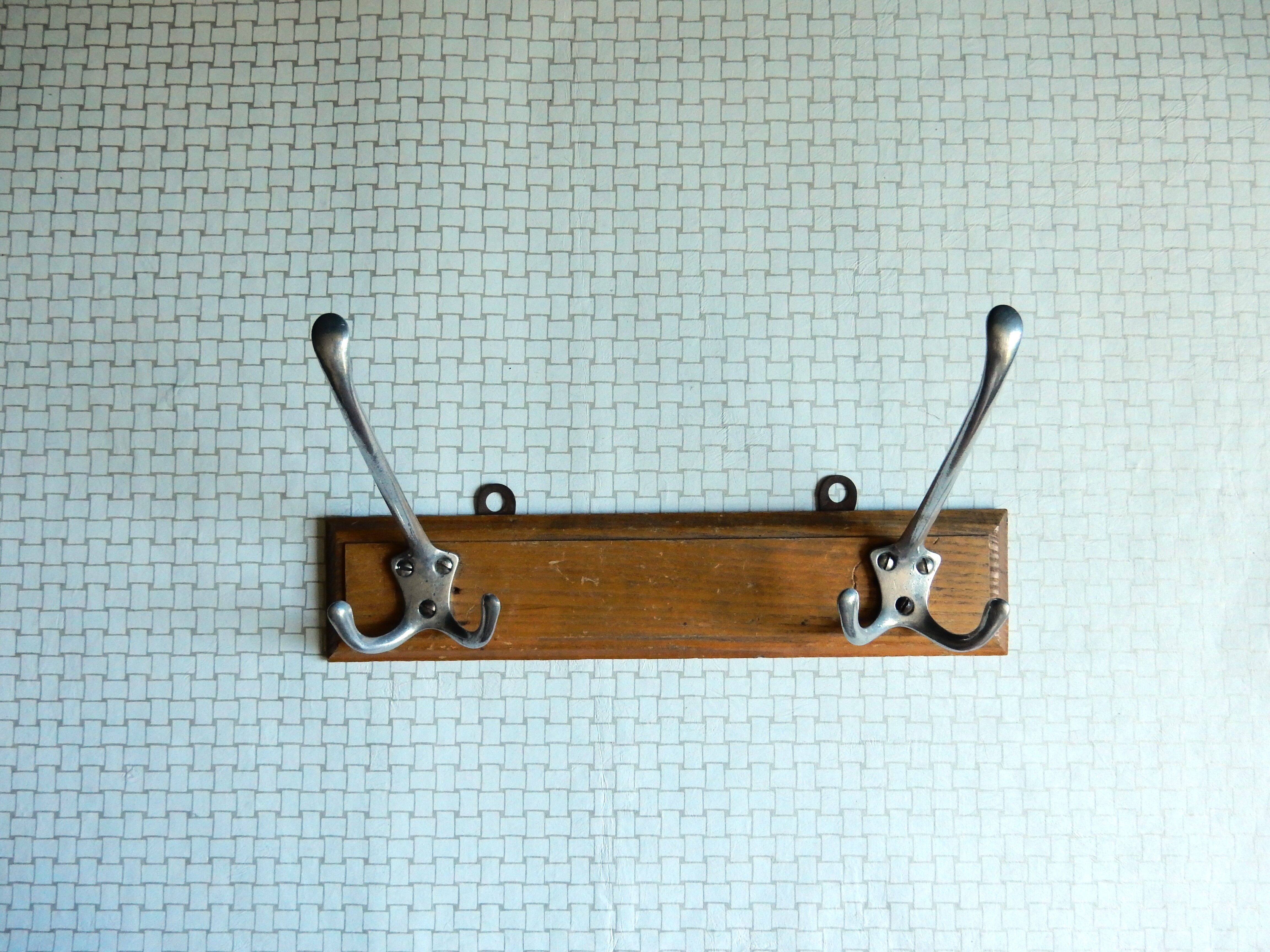 Double metal hook on wooden base