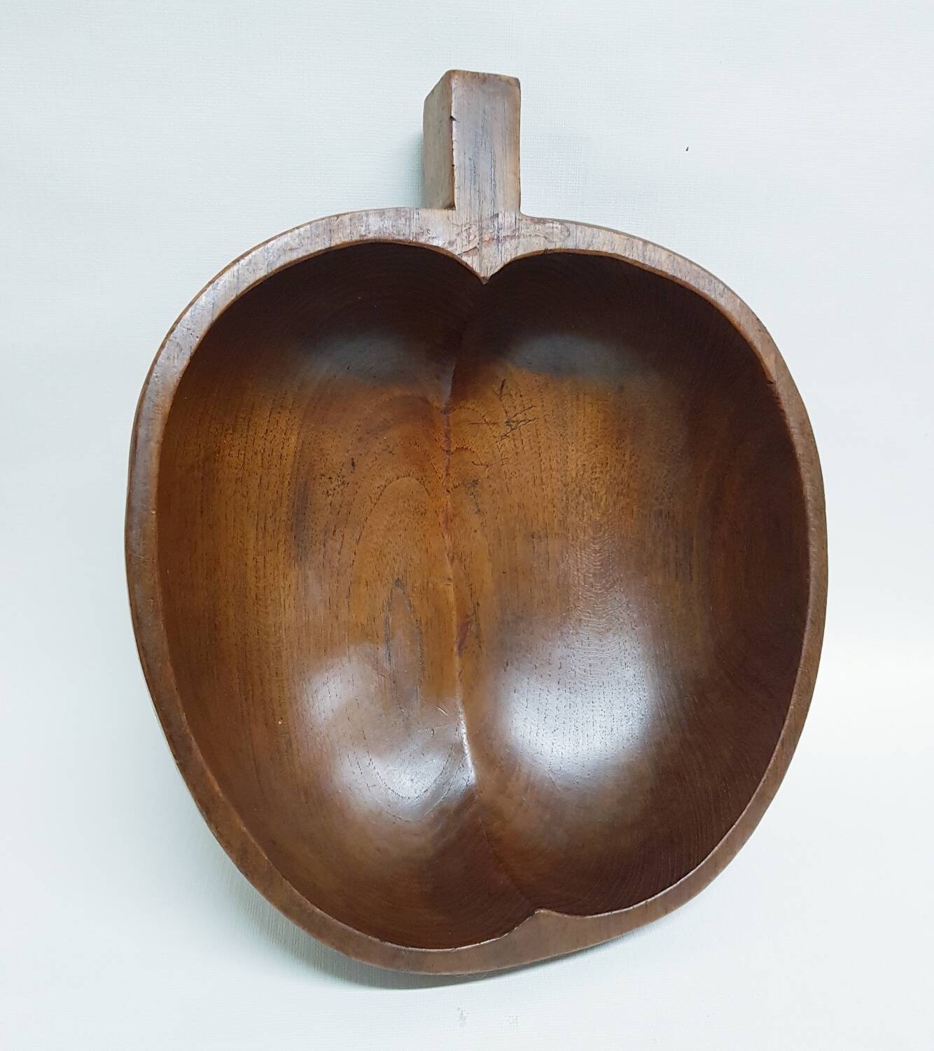 Coupe à fruits en teck sculptée à la main