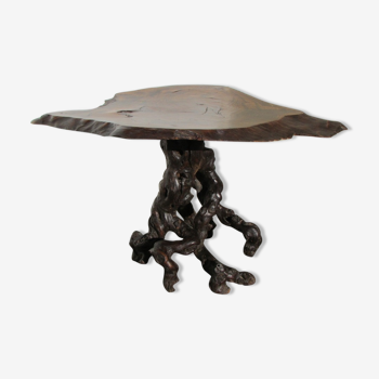 Table basse brutaliste en noyer et ceps de vigne