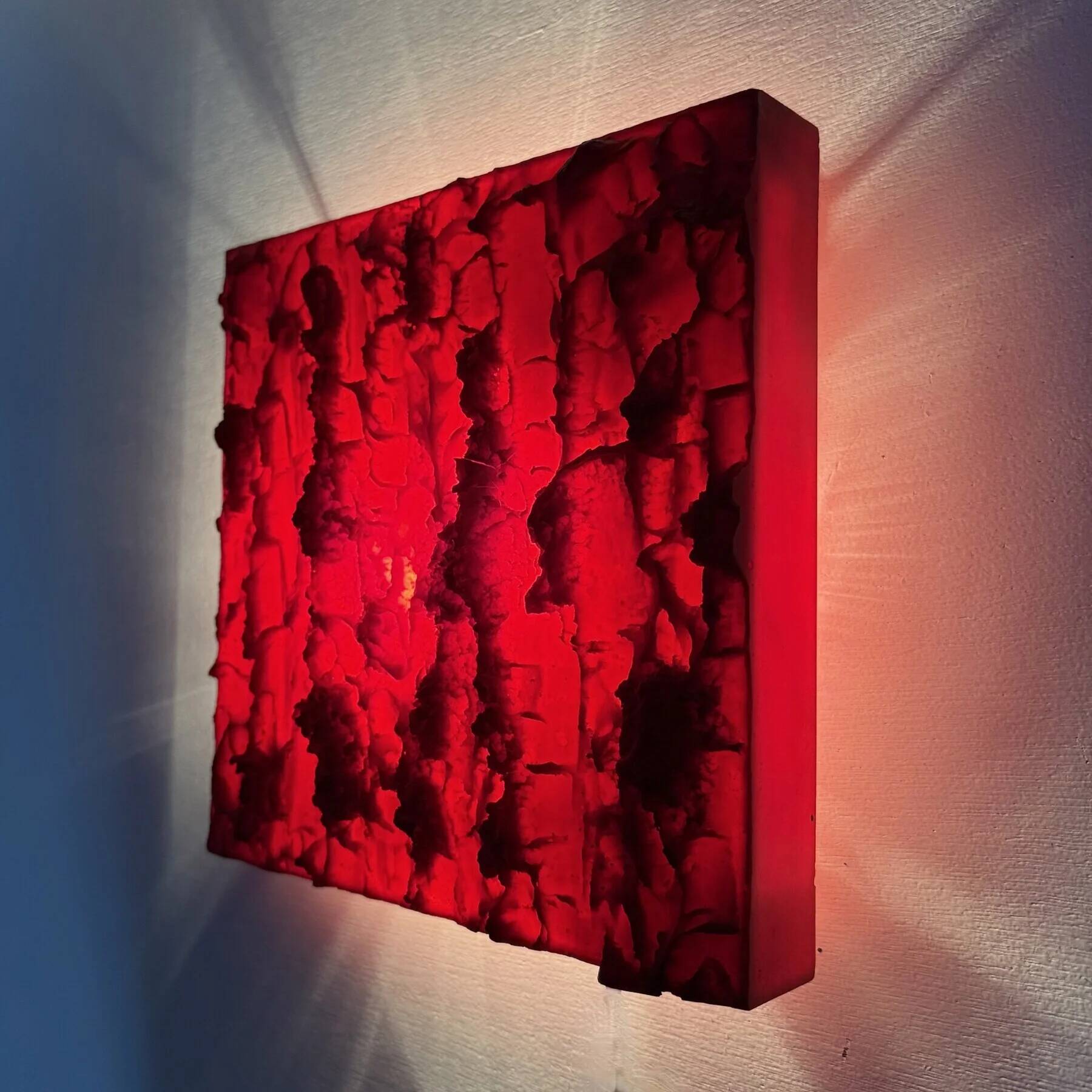 Lampe murale sculpturale rouge design Uwe Mersch des années 1970.
