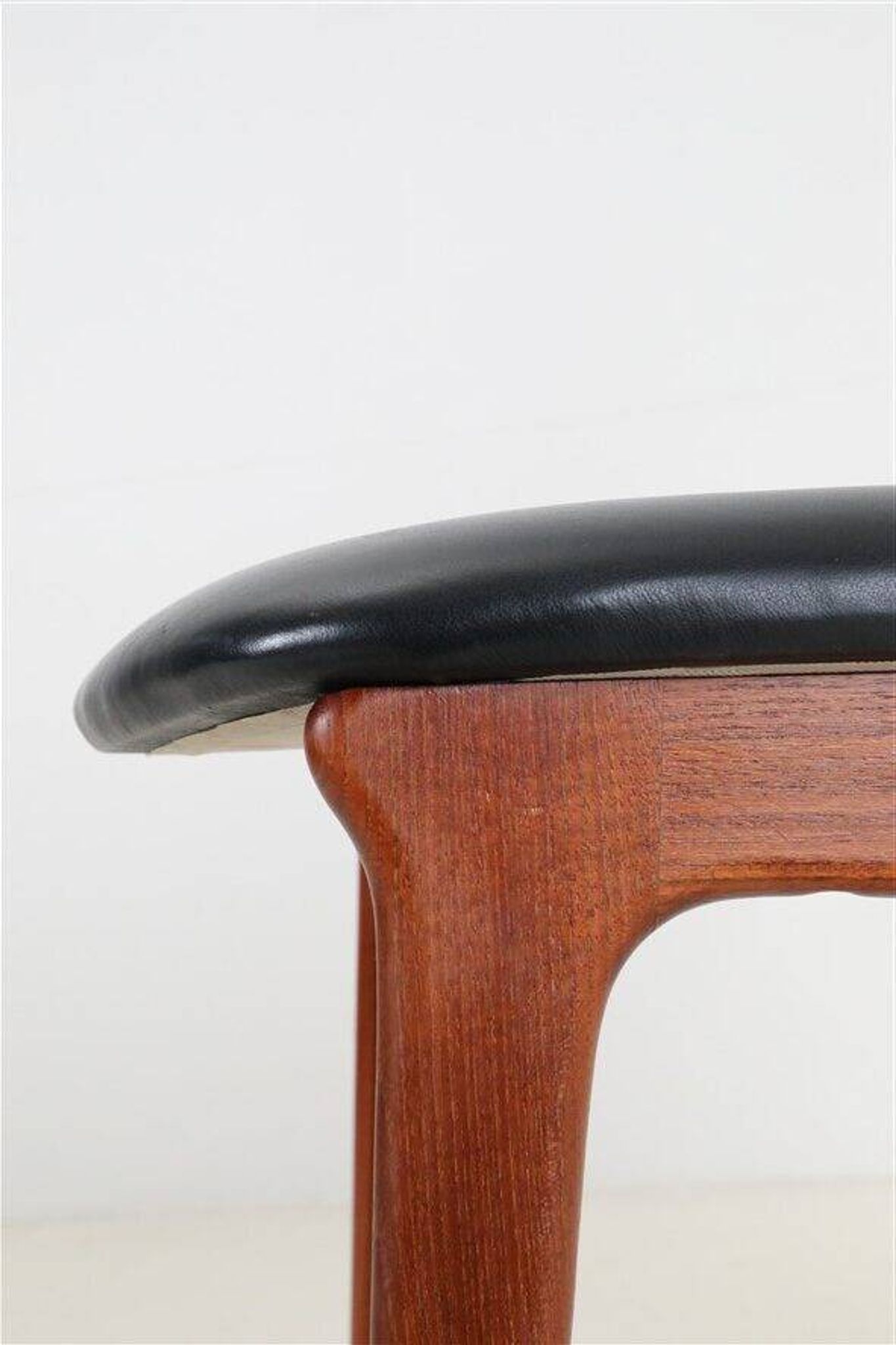 ACO Møbler / Erik Buck “310” teak chair / black leather / mid-century Danish modern design / 1960s / Buch