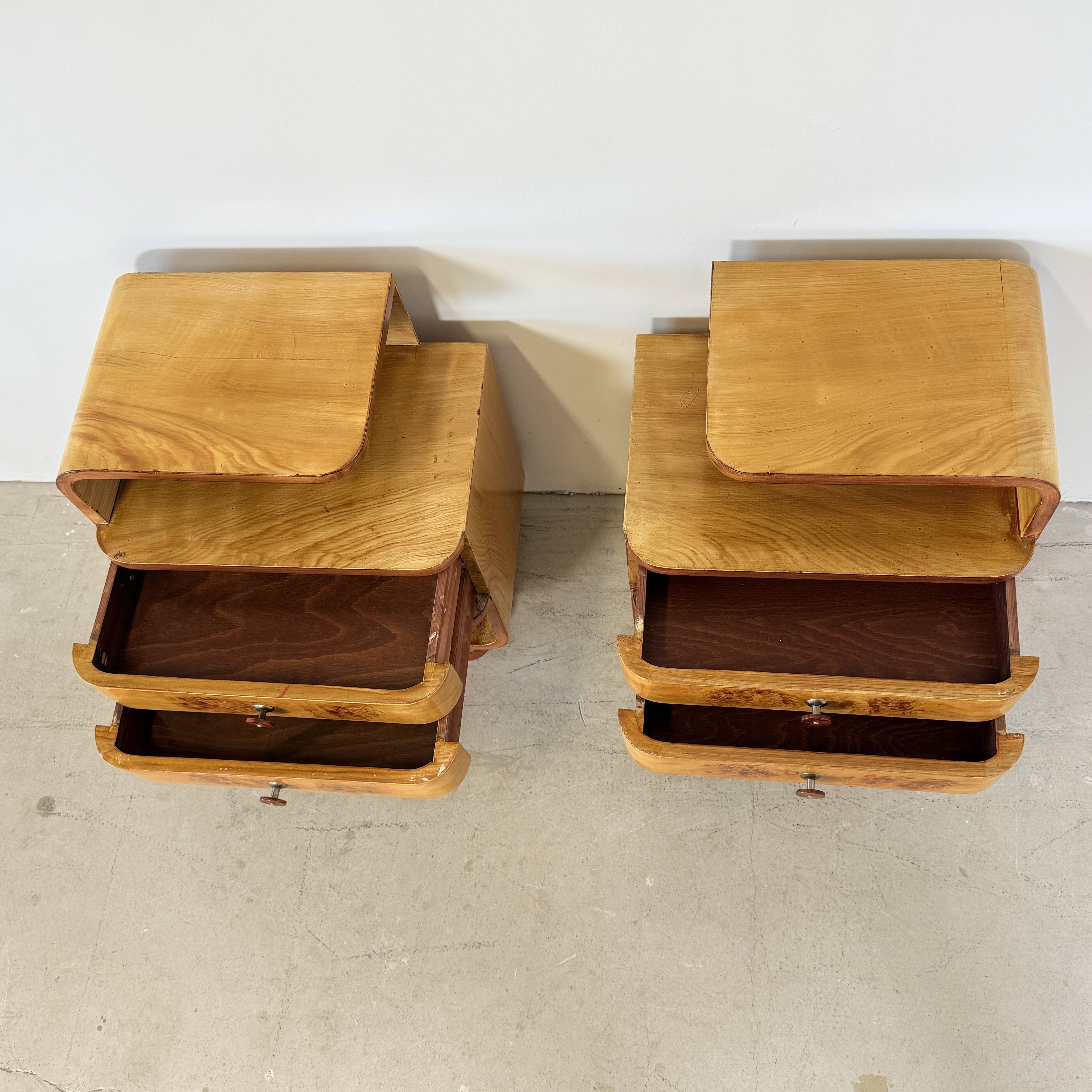Ensemble de tables de nuit de style Halabala Art Déco avec des poignées en bakélite.