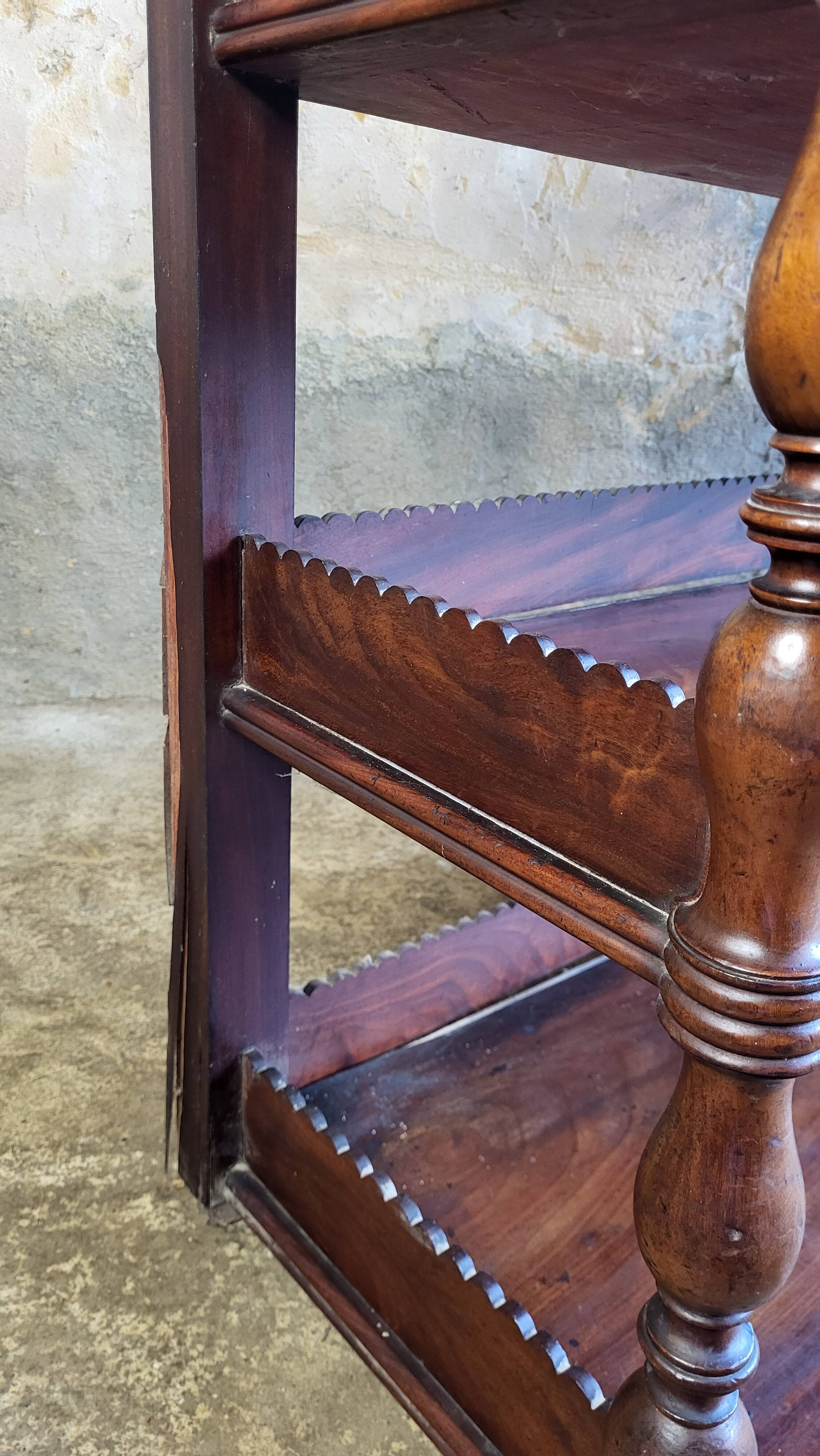 Etagère d'applique en acajou