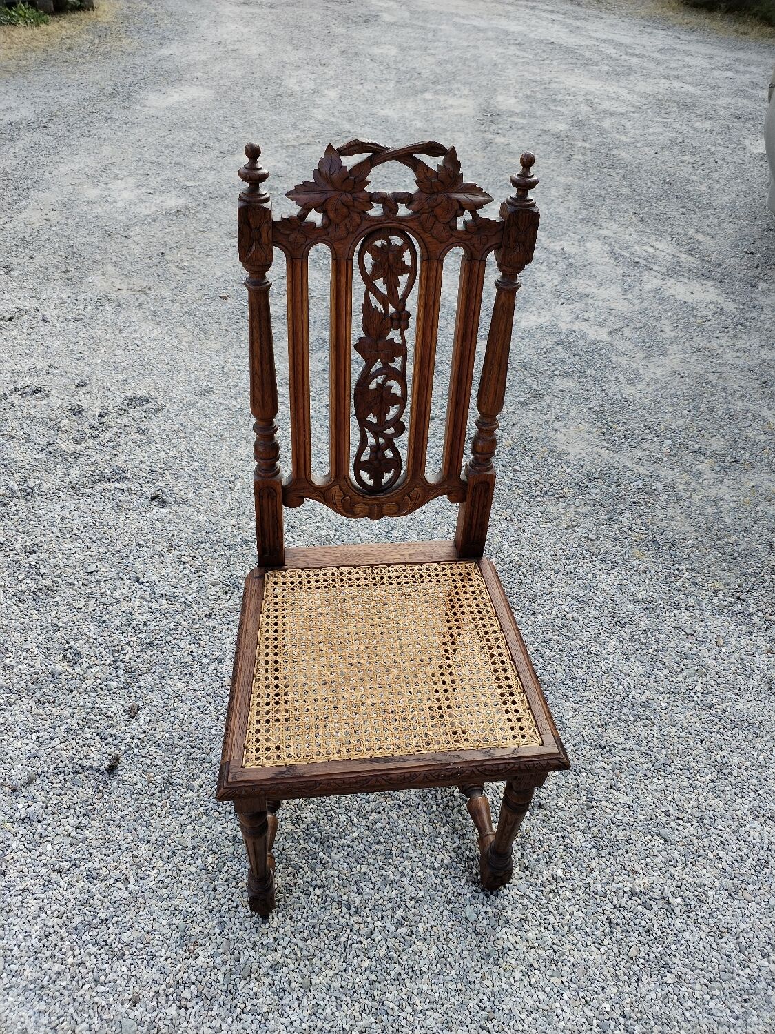Table en bois massif de hêtre avec 5 chaises bois et cannage .
