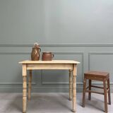 Table aux pieds tournés