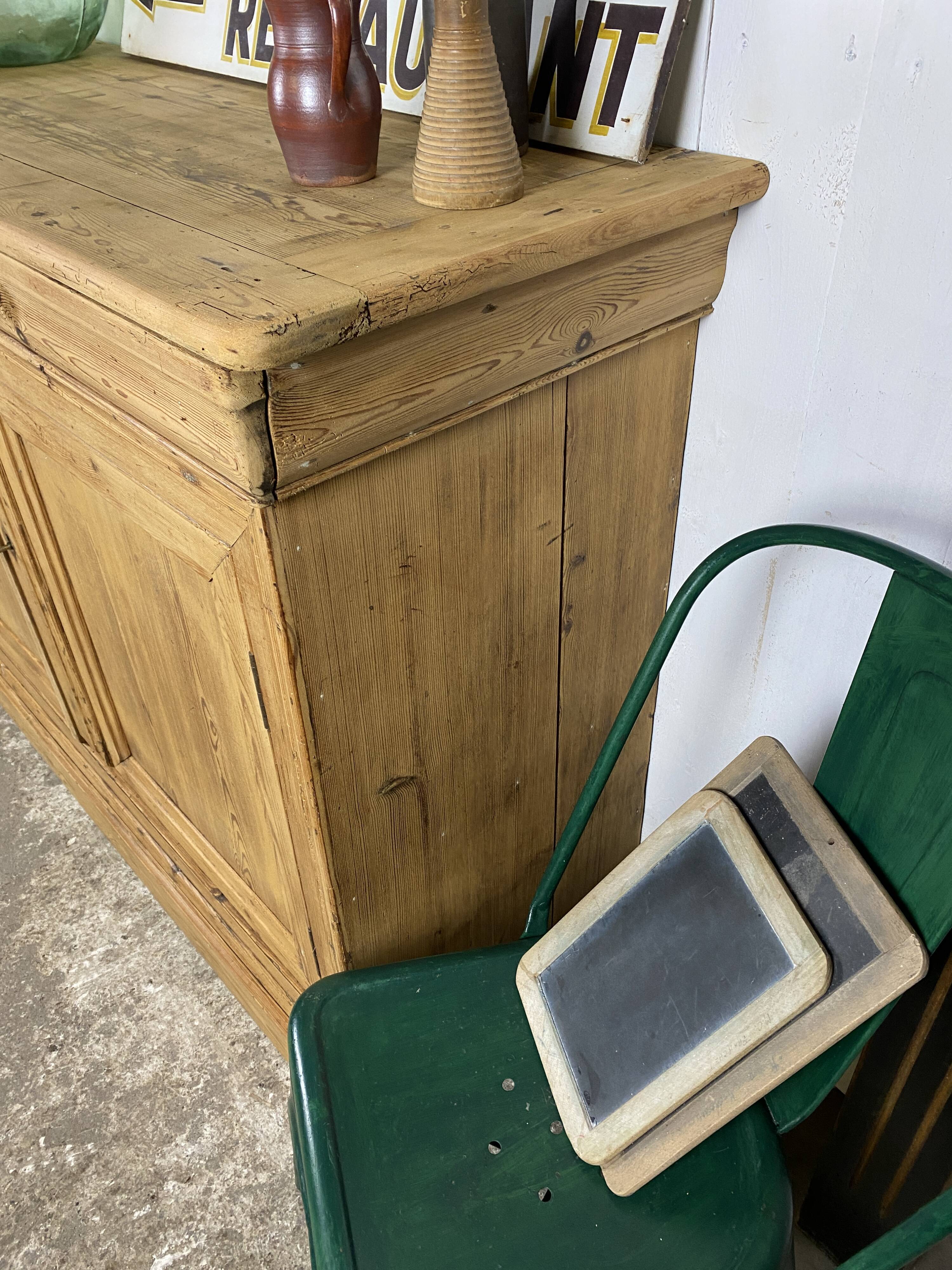 Country buffet in pitchpin