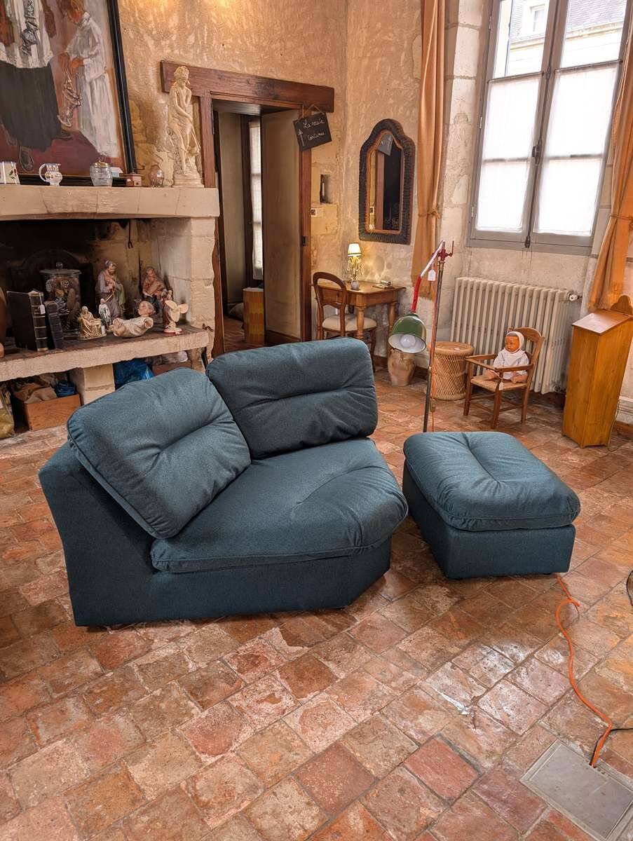 Chauffeuse angle vintage et son pouf
