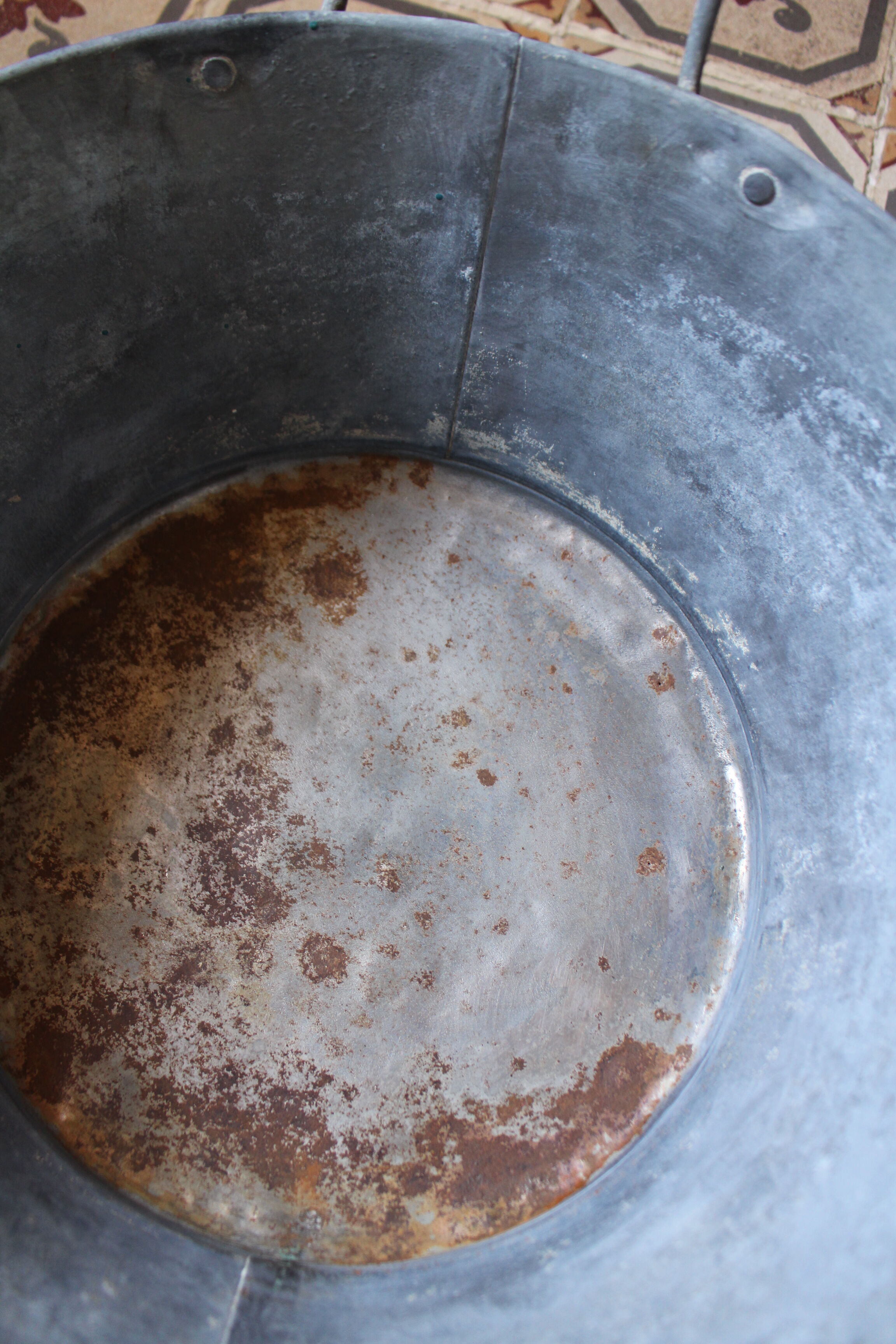 Round zinc basin two coves Garden Washbasin