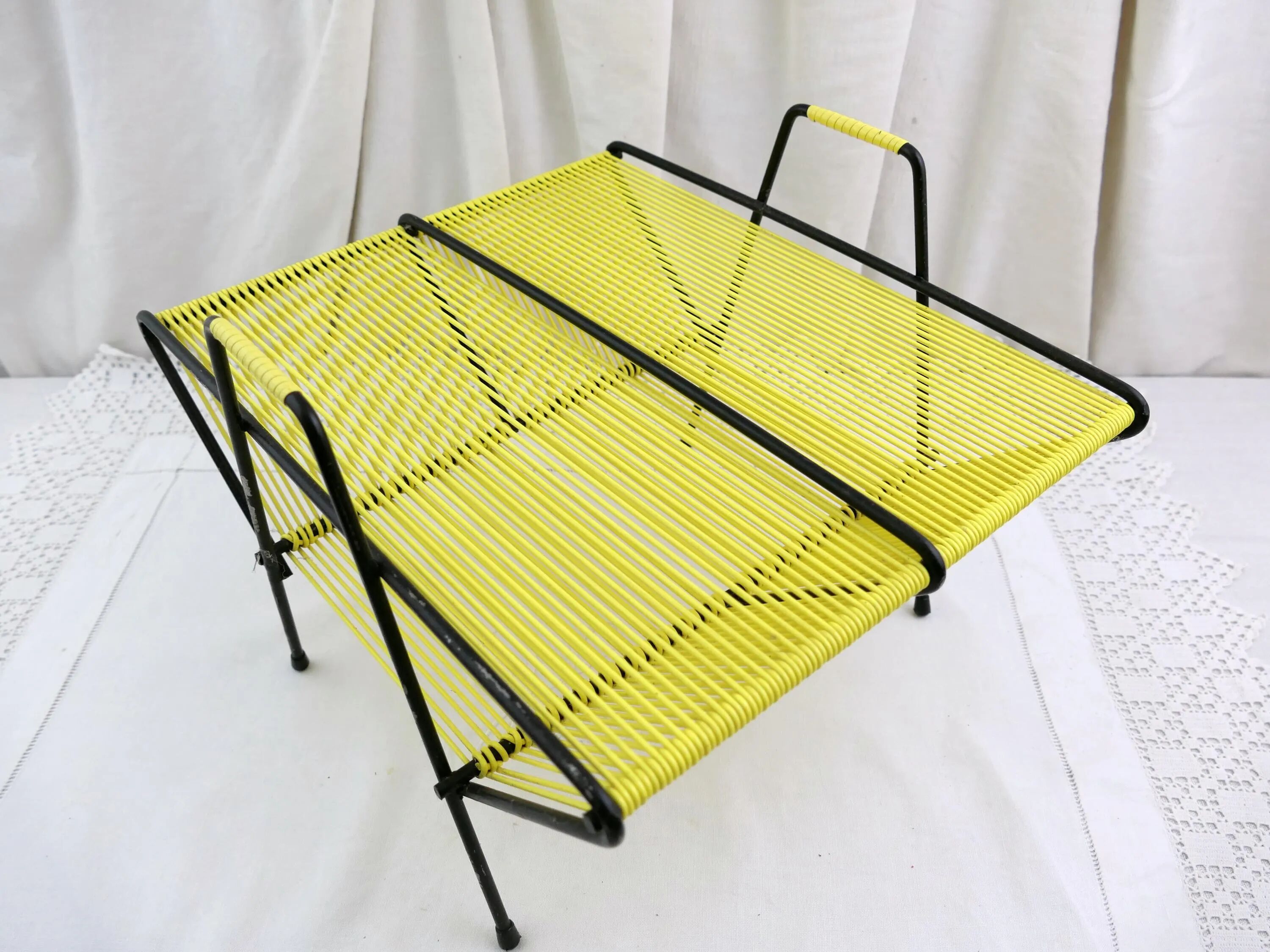 Porte-disques portable vintage, style français moderne du milieu du siècle, avec cordon en vinyle jaune vif, accessoire hi-fi rétro MCM pour le rangement, centre musical