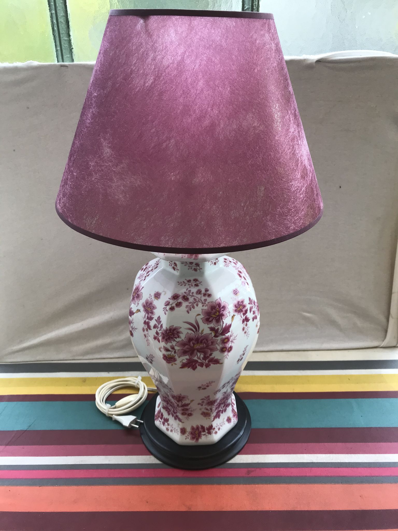 Lampe potiche porcelaine dessin fleurs avec abat-jour violet vintage