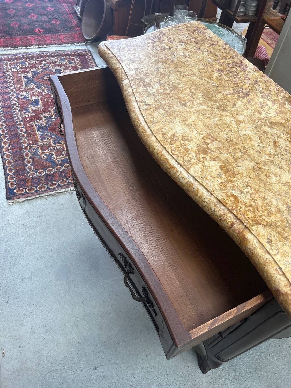 Curved chest of drawers