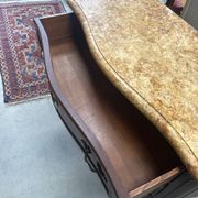 Commode galbée